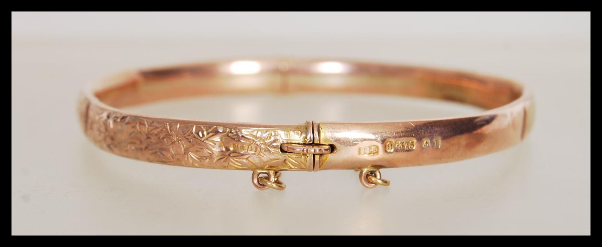 A hallmarked early 20th Century Edwardian 9ct gold bangle bracelet having a hinged opening and - Bild 2 aus 4