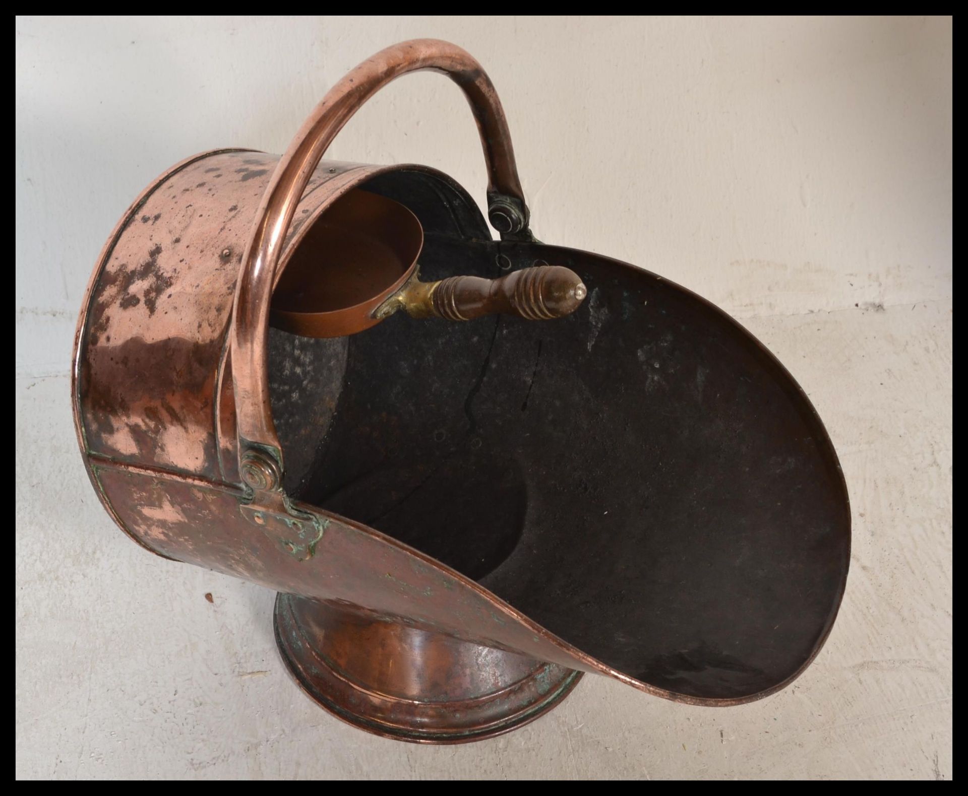 A 19th Century Victorian copper coal scuttle purdonium of helmet shape raised on a conical - Bild 2 aus 4