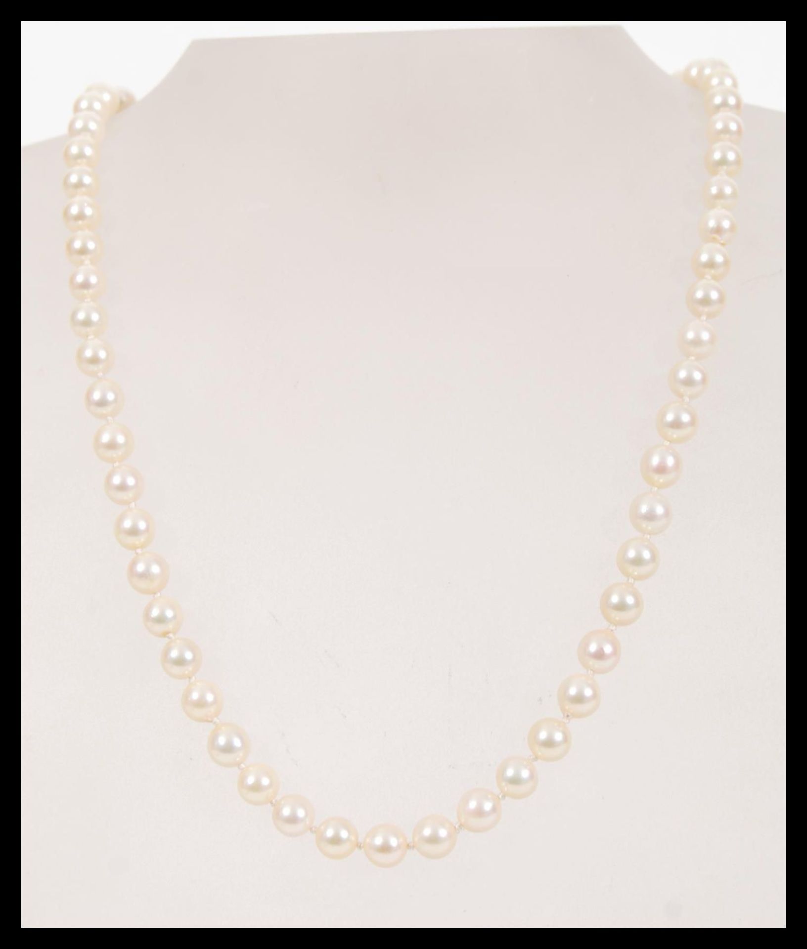 A 20th Century vintage string of cultured pearls approx 60 pearls on a knotted string, having a - Image 2 of 5