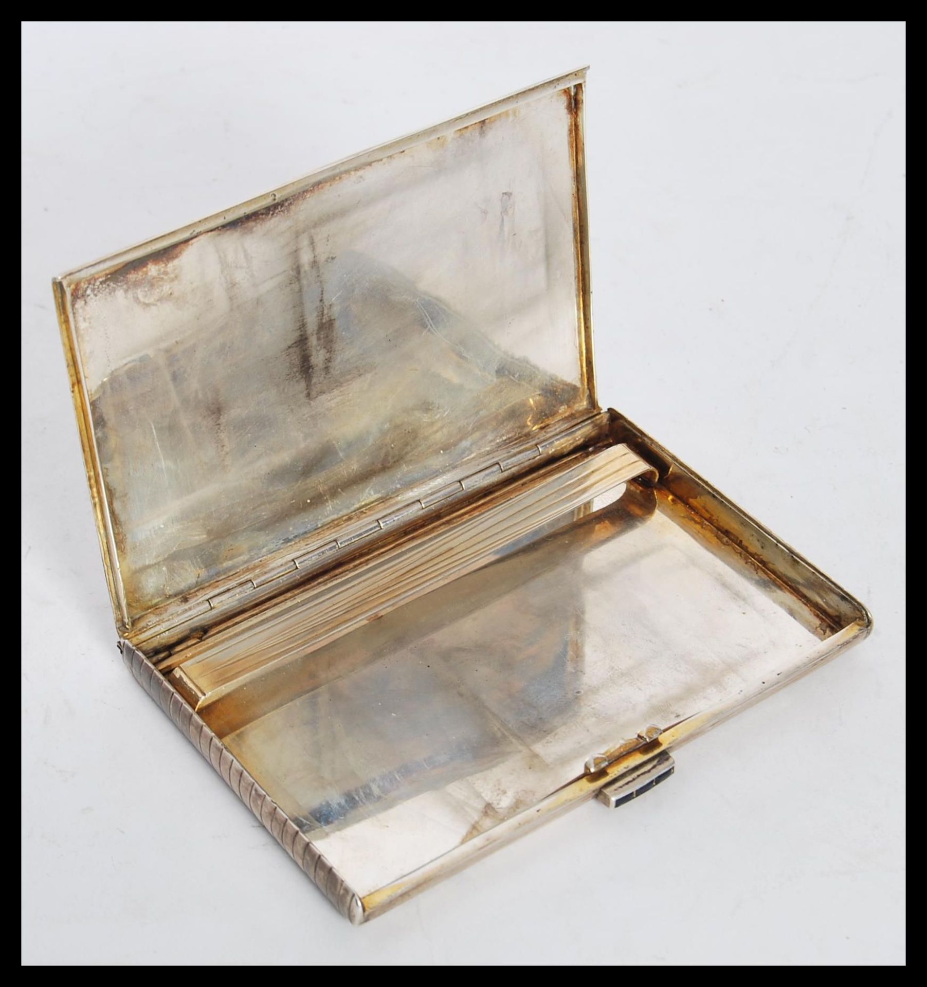 A silver white metal tests as silver cigarette case having a bark effect / backgammon type design to - Bild 4 aus 4