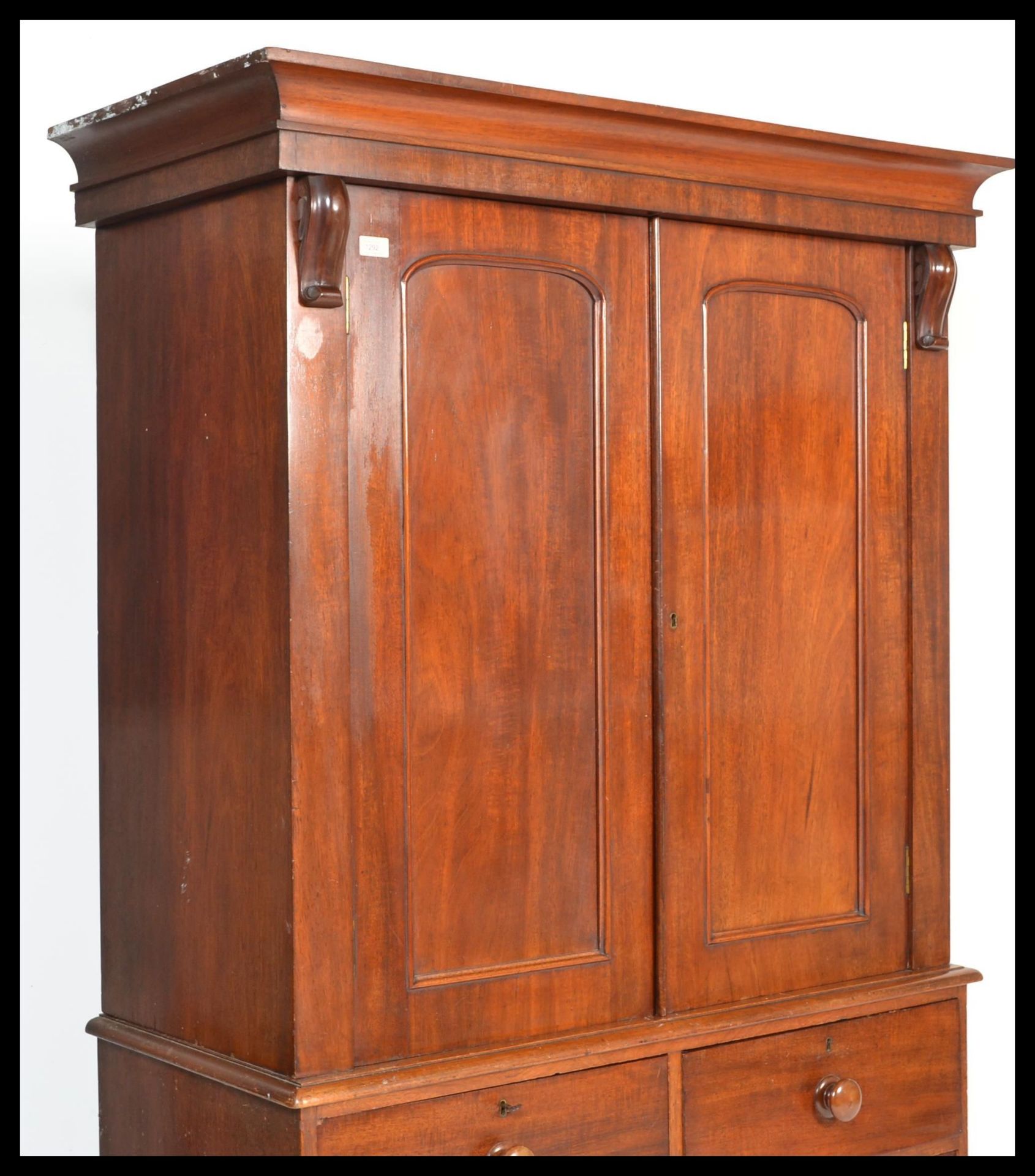A 19th Century mahogany linen press, moulded cornice over opposing pair of single raised and fielded - Bild 3 aus 5