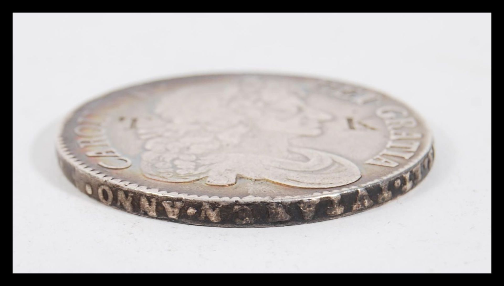 A 17th Century Charles II silver crown having the kings head facing right inscribed Carolus II Dei - Bild 2 aus 3