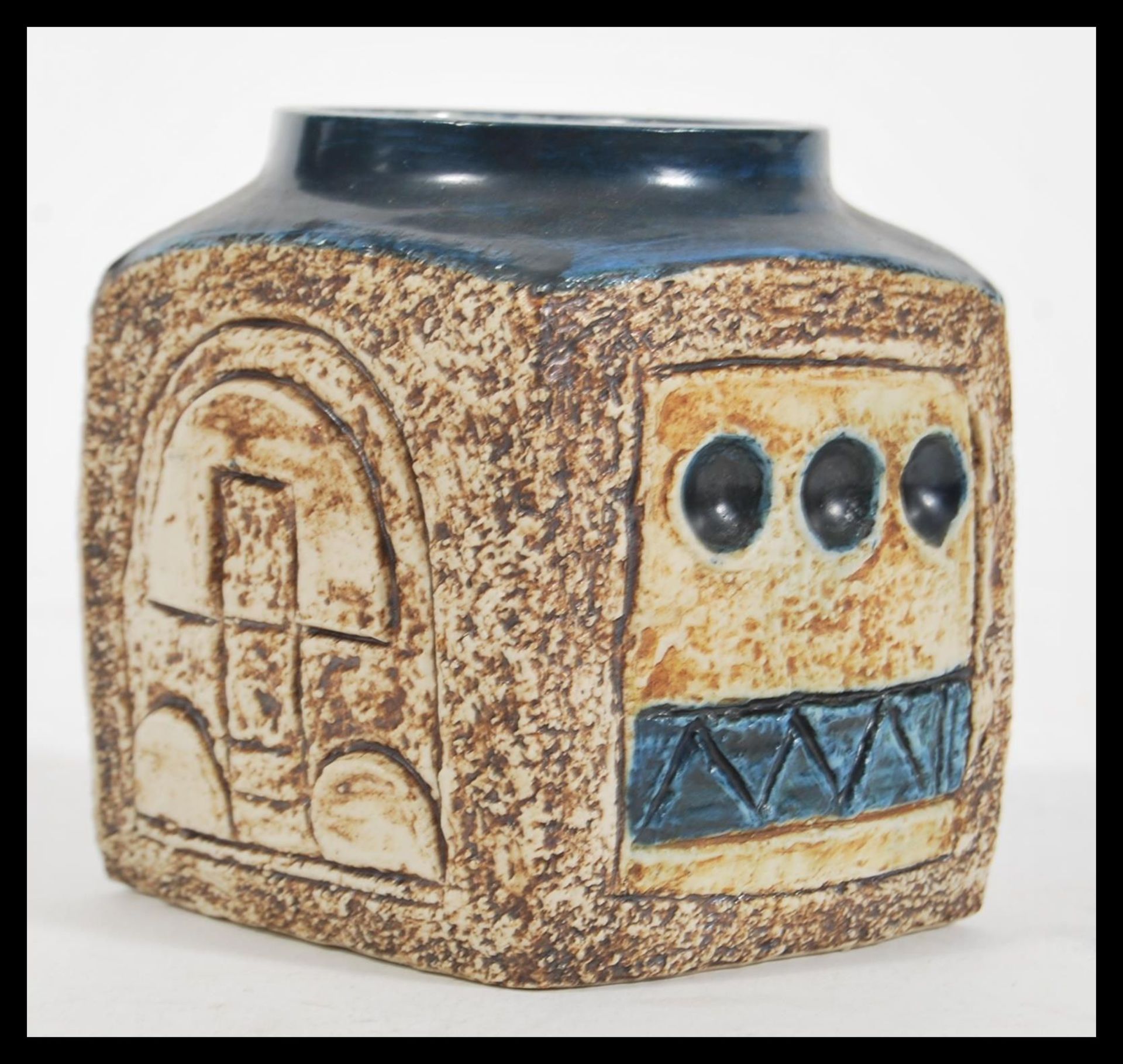 A vintage 20th Century Troika Cornish studio Pottery marmalade pot decorated by Sue Lowe (SL) – 1976