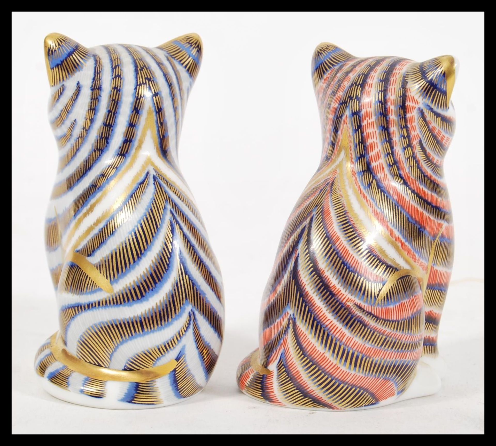 Two Crown Derby Imari ceramic paperweights in the form of cats, one having blue colouration and - Bild 2 aus 3