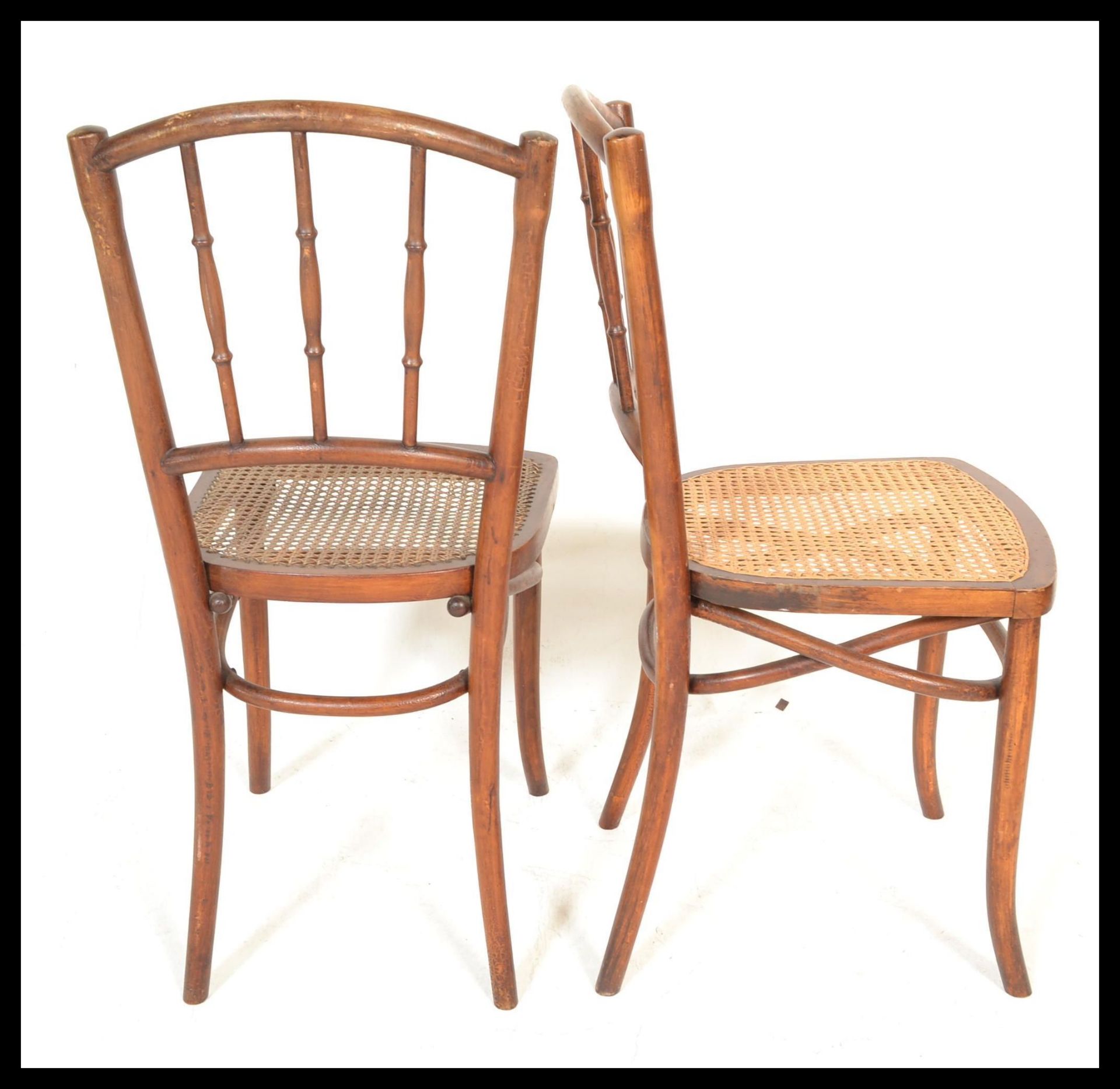 A pair of early 20th Century bentwood bedroom chairs in the manner of Thonet having bergere seats. - Bild 3 aus 5