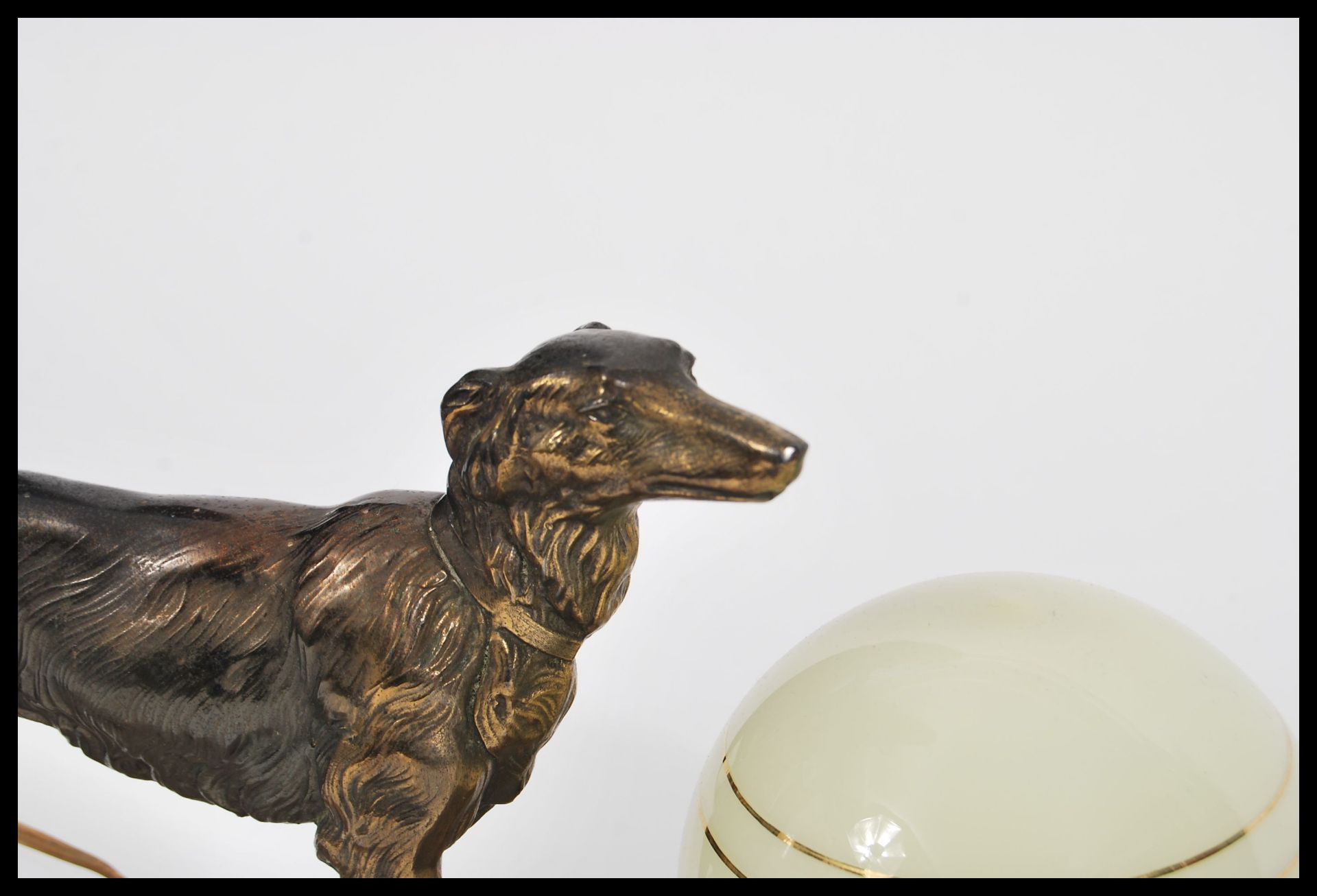 A pair of early 20th Century French Art Deco 1930's table lamps consisting of spelter dog - Bild 2 aus 5