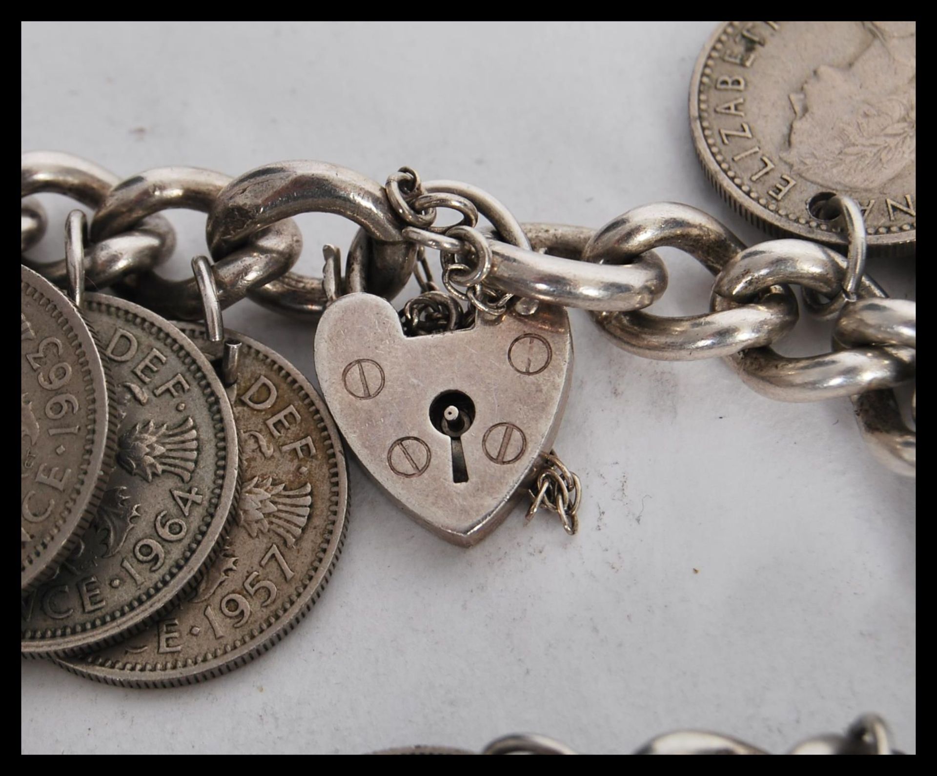 A sixpence coin bracelet on a curb link chain with a heart lock. Lock stamped silver. Gross weight - Bild 2 aus 4