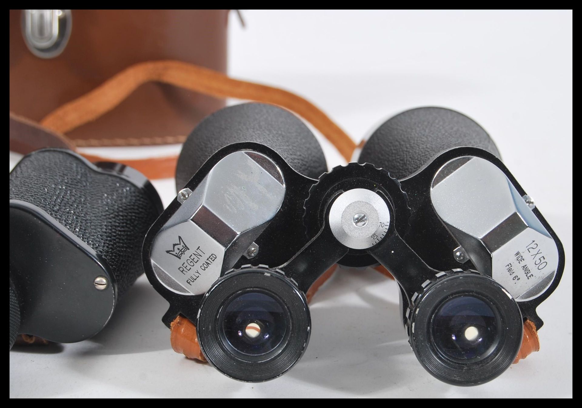 A group of vintage binoculars to include a pair of Russian Cold War CCCP binoculars 8x30, Regent - Bild 5 aus 5