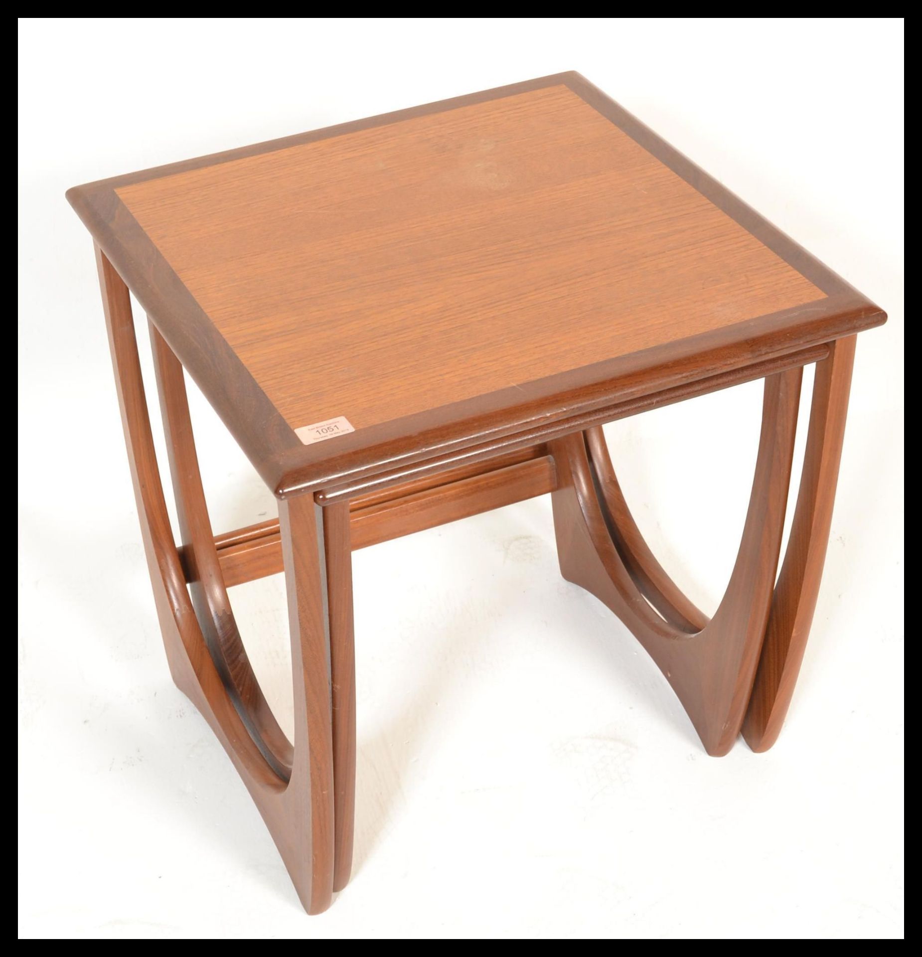 A vintage retro 20th Century G-Plan teak wood nest of tables raised on shaped supports with square - Bild 2 aus 4
