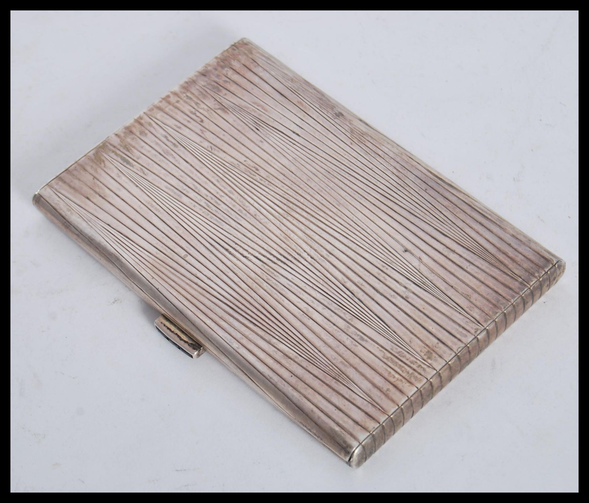 A silver white metal tests as silver cigarette case having a bark effect / backgammon type design to - Bild 2 aus 4