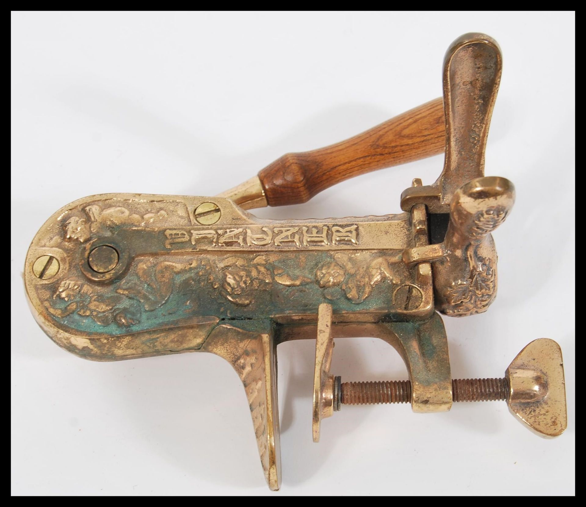 An antique style table mounted bronze effect wine bottle opener corkscrew having relief gilt - Bild 3 aus 3