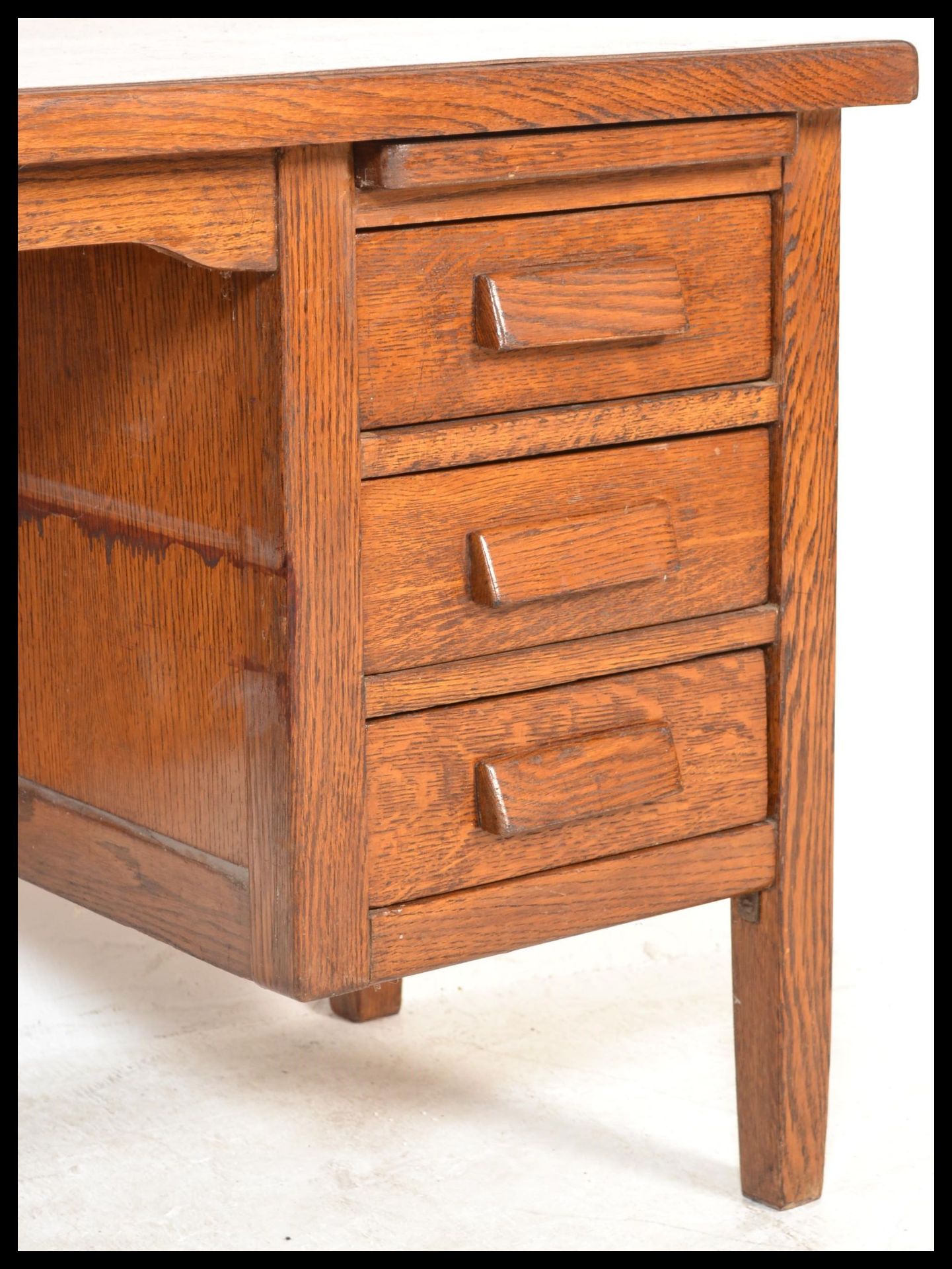 A small early 20th century oak single pedestal desk, having single pedestal with three drawers and - Bild 3 aus 6