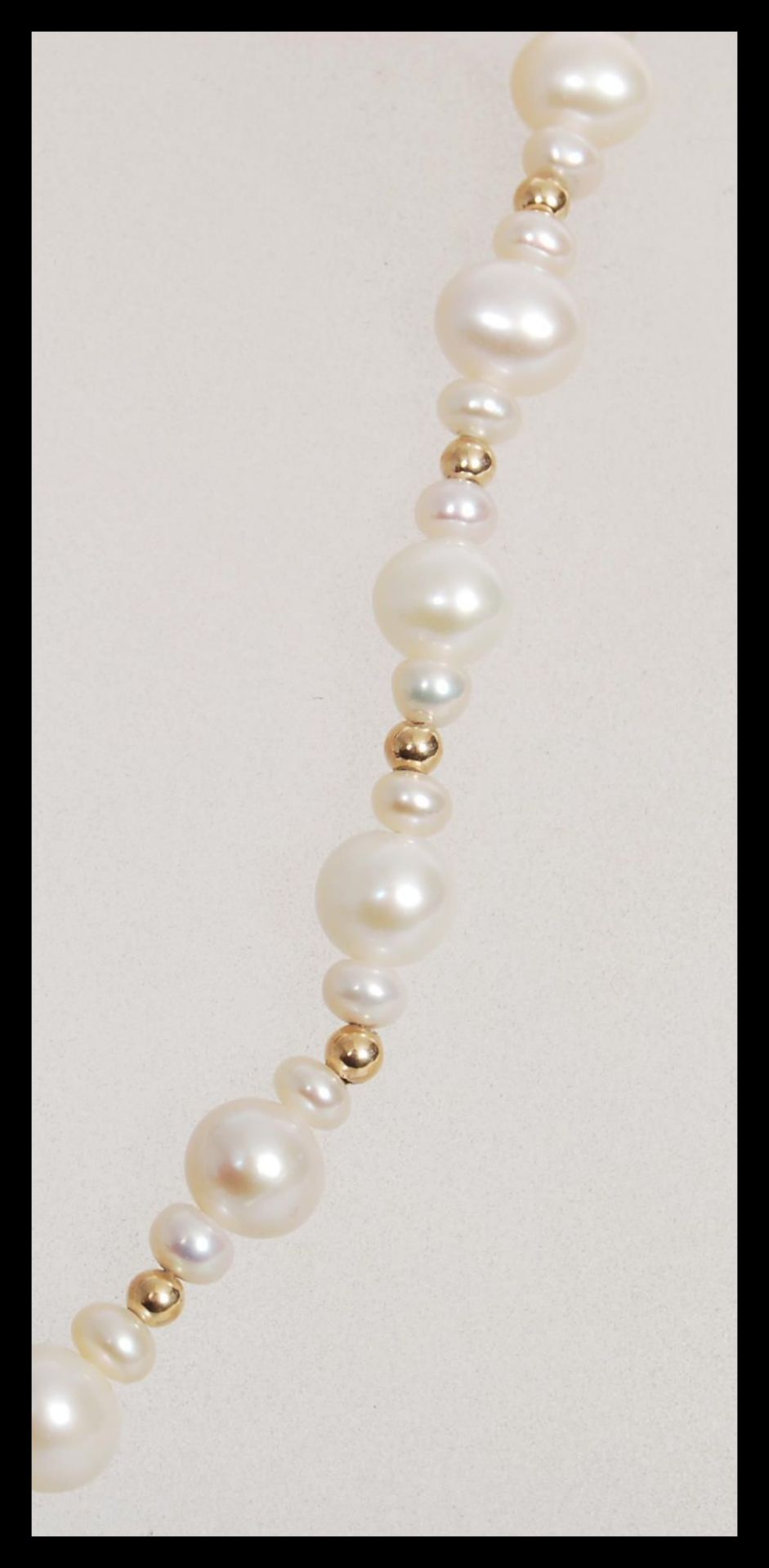 A 20th Century pearl necklace having repeating graduation design with a yellow metal pearl clasp. - Bild 3 aus 4