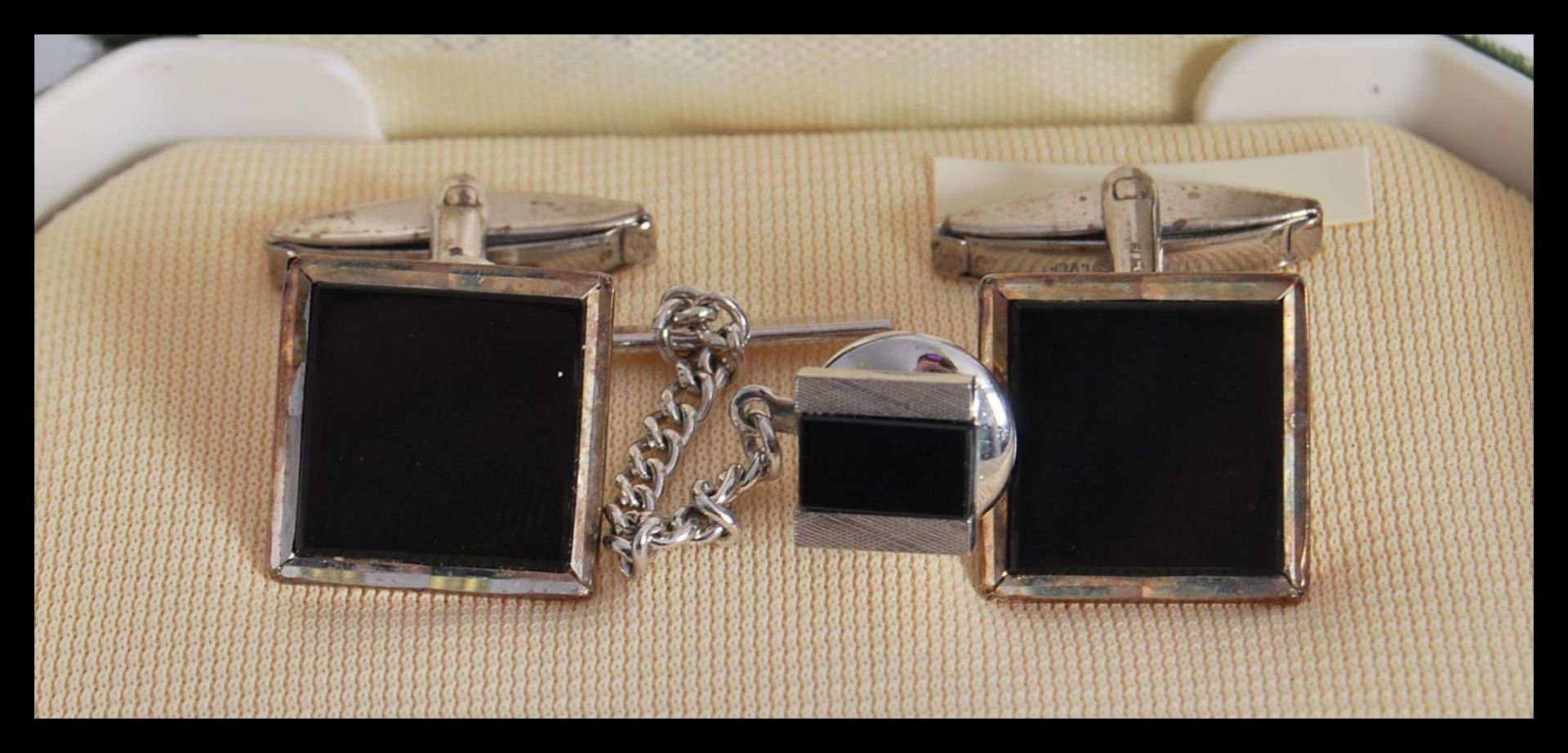 A fantastic set of early 20th Century Art Deco gents silver cufflinks and matching button and bar. - Bild 4 aus 4