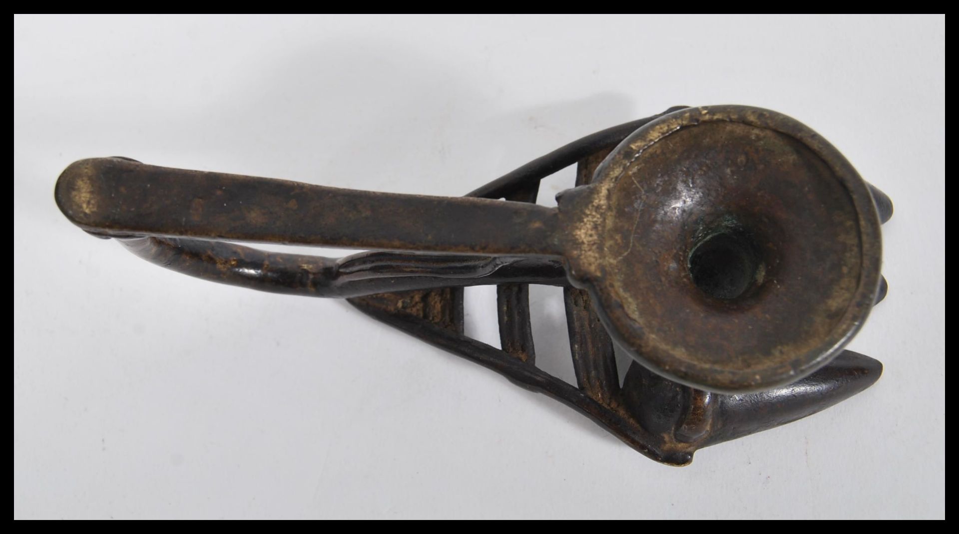 An 18th Century Indian bronze triple oil offering lamp having three section end with shaped handle. - Bild 4 aus 4