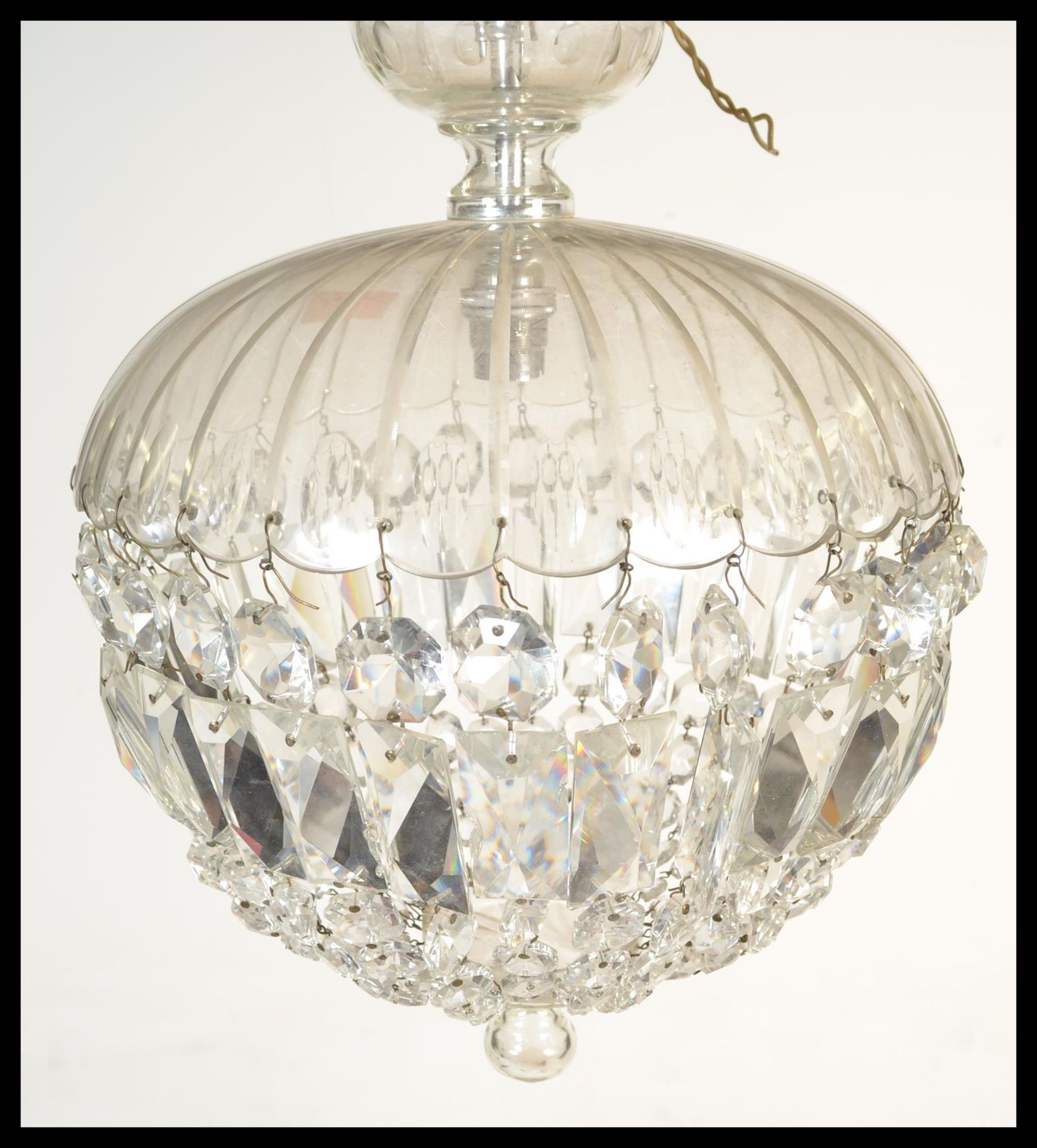 An early 20th Century large glass crystal chandelier hanging light fixture having multiple strands - Bild 8 aus 8