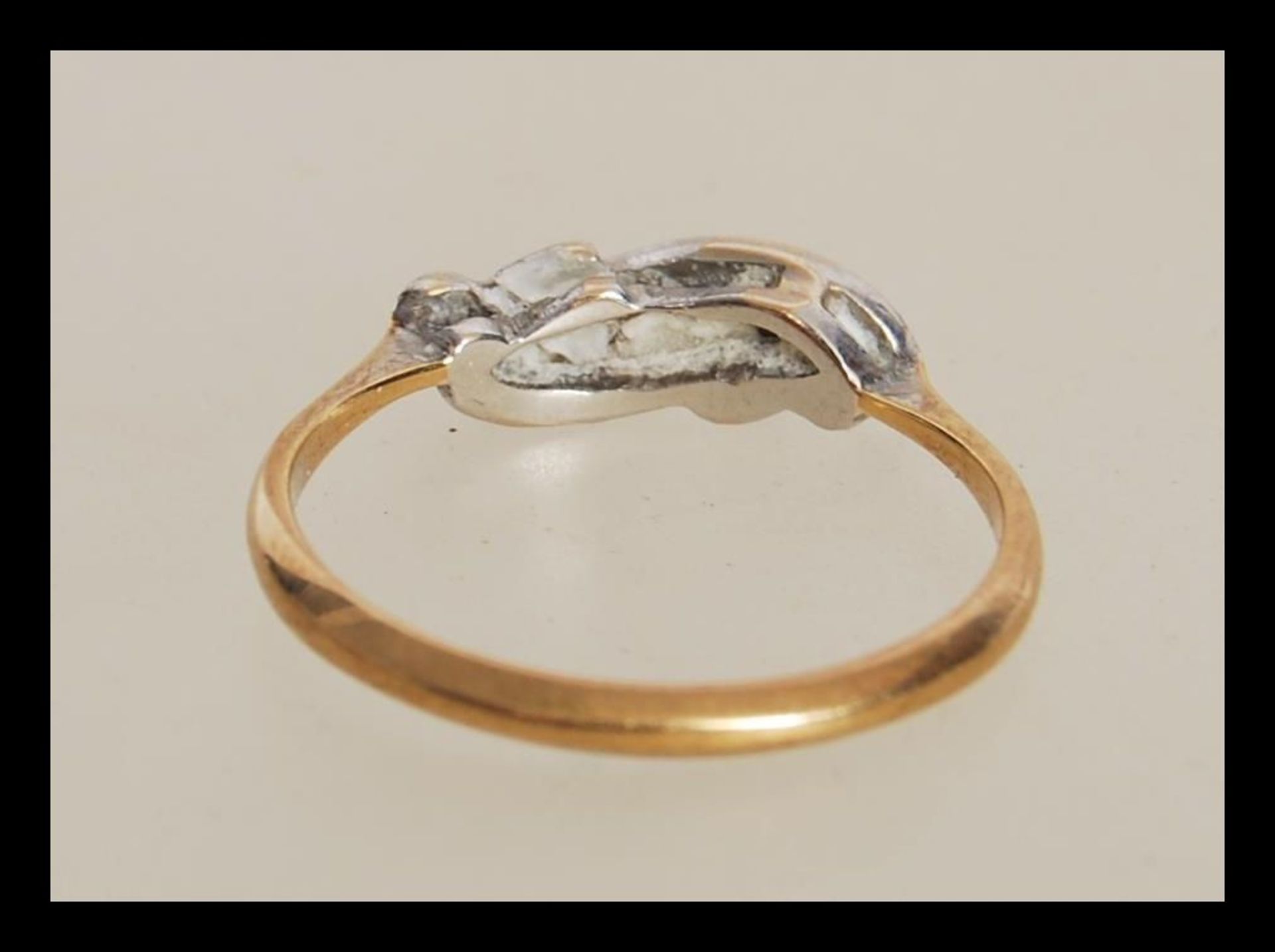 A hallmarked 9ct gold band ring together (hallmarked Birmingham 1972, size M) with a 1930's Art Deco - Bild 3 aus 5