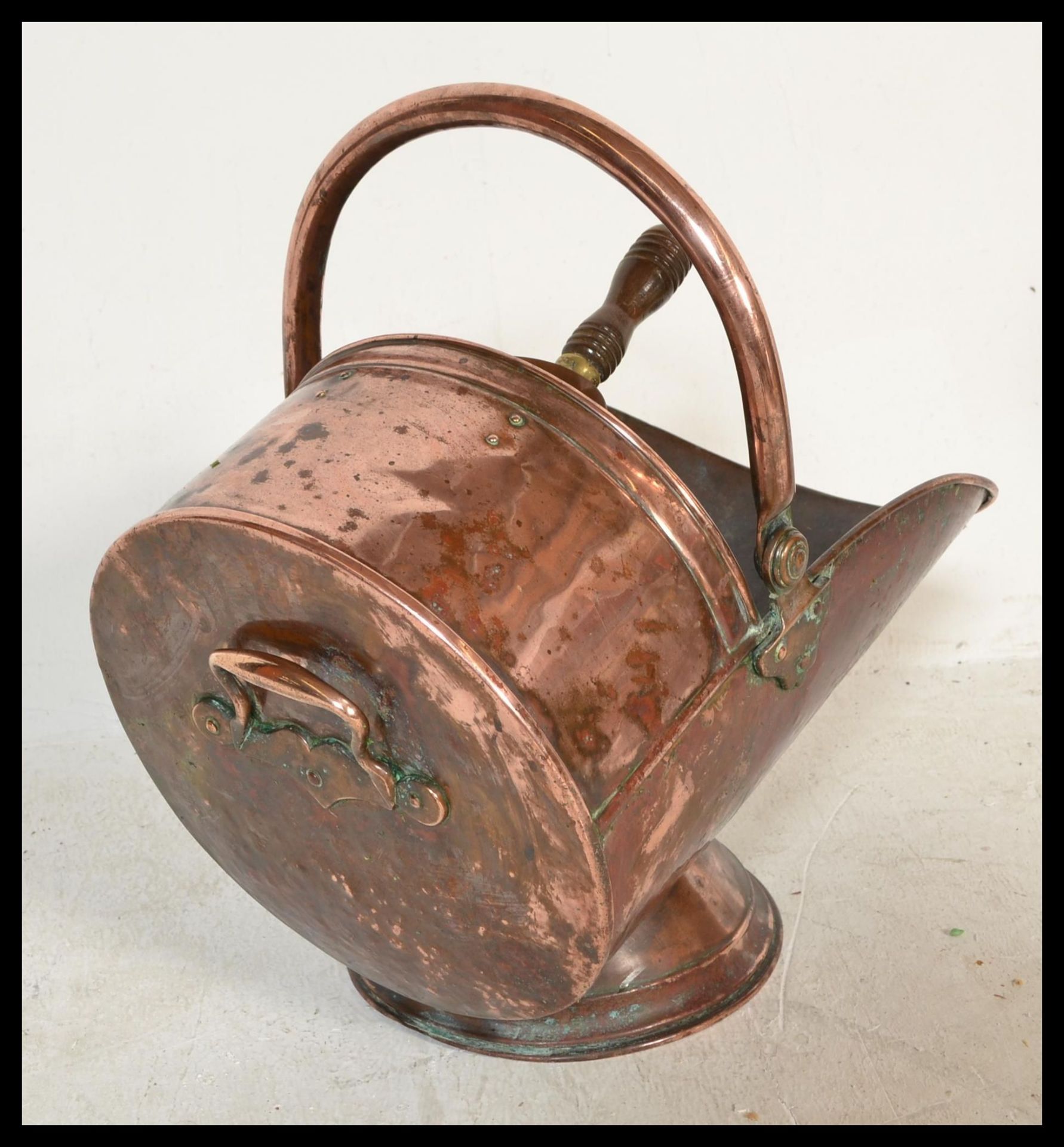 A 19th Century Victorian copper coal scuttle purdonium of helmet shape raised on a conical - Bild 4 aus 4