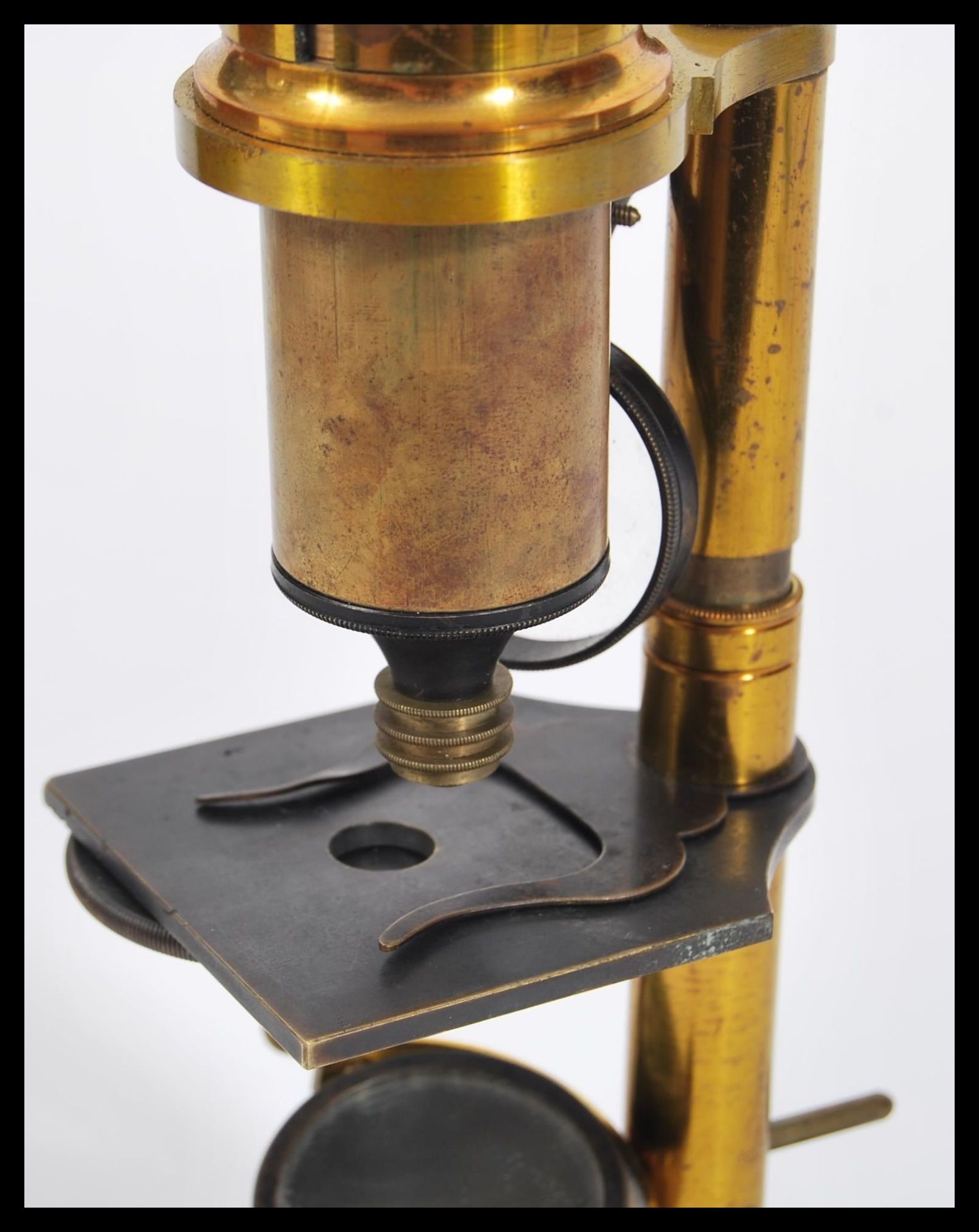 A 19th Century Victorian brass microscope on circular swivel base complete in original box with JD - Bild 4 aus 7