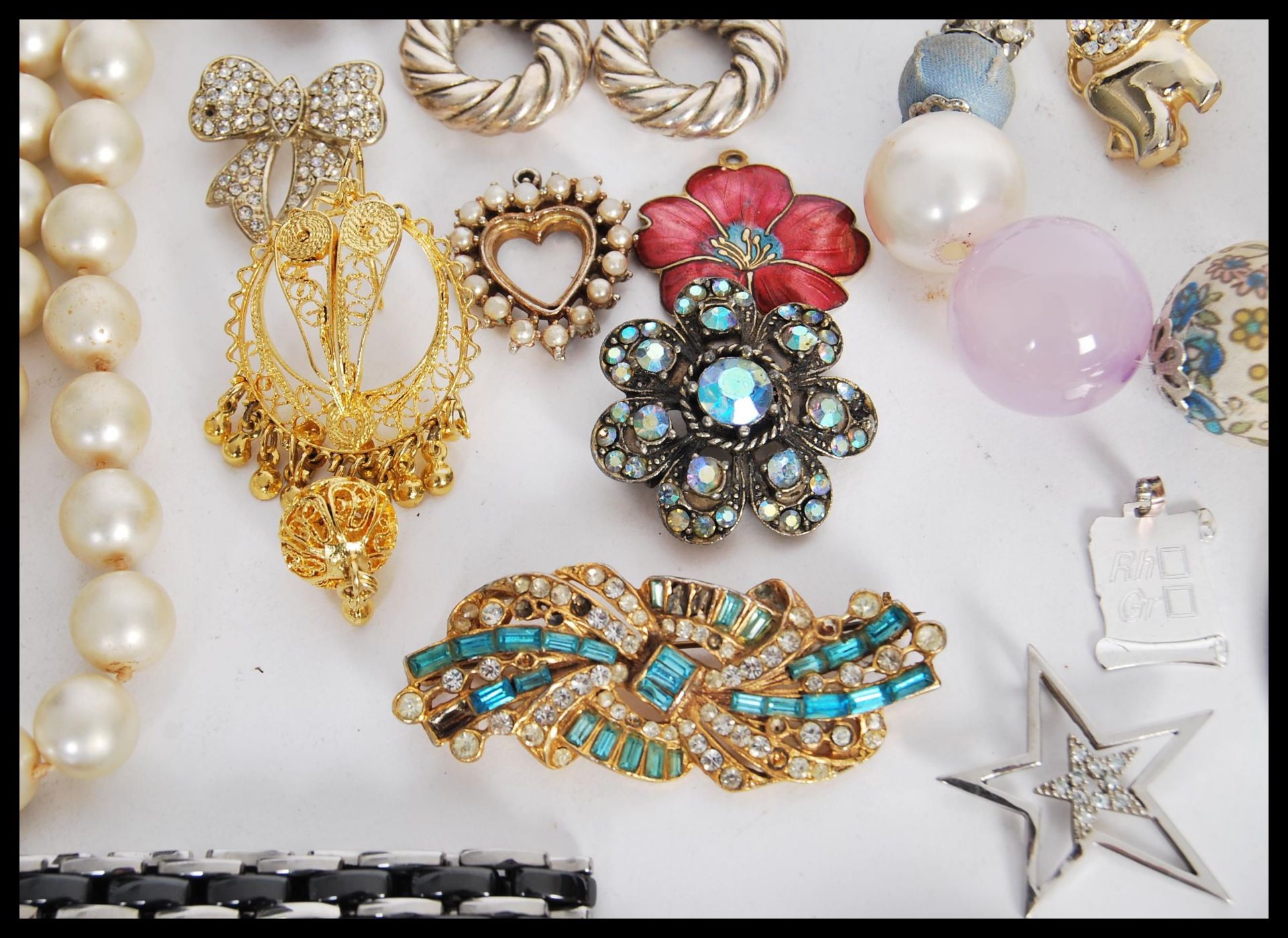 A collection of vintage costume jewellery to include a silver hinged bangle, a bracelet of four - Bild 2 aus 4