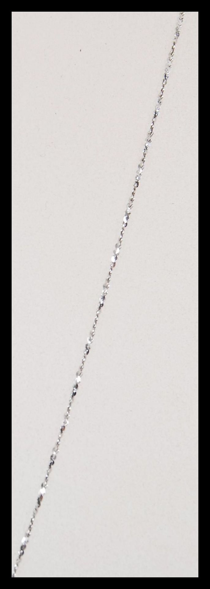A stamped 750 white gold necklace having a crucifix pendant on a fine twisted chain. Chain - Bild 3 aus 4
