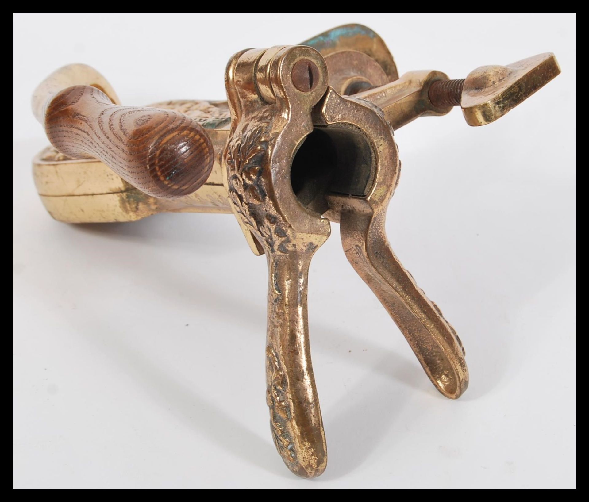 An antique style table mounted bronze effect wine bottle opener corkscrew having relief gilt - Bild 2 aus 3