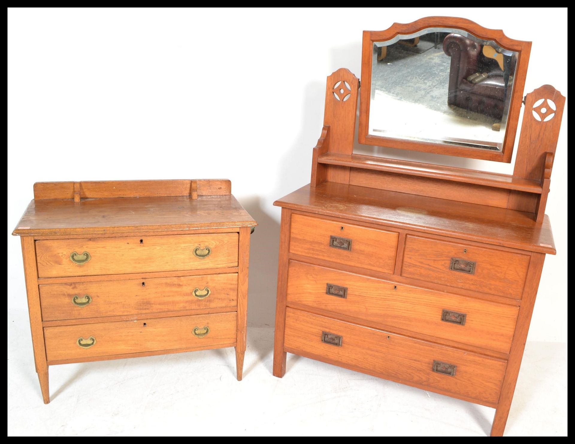 An early 20th Century oak dressing table chest having adjustable mirror over chest of drawers base - Bild 4 aus 6