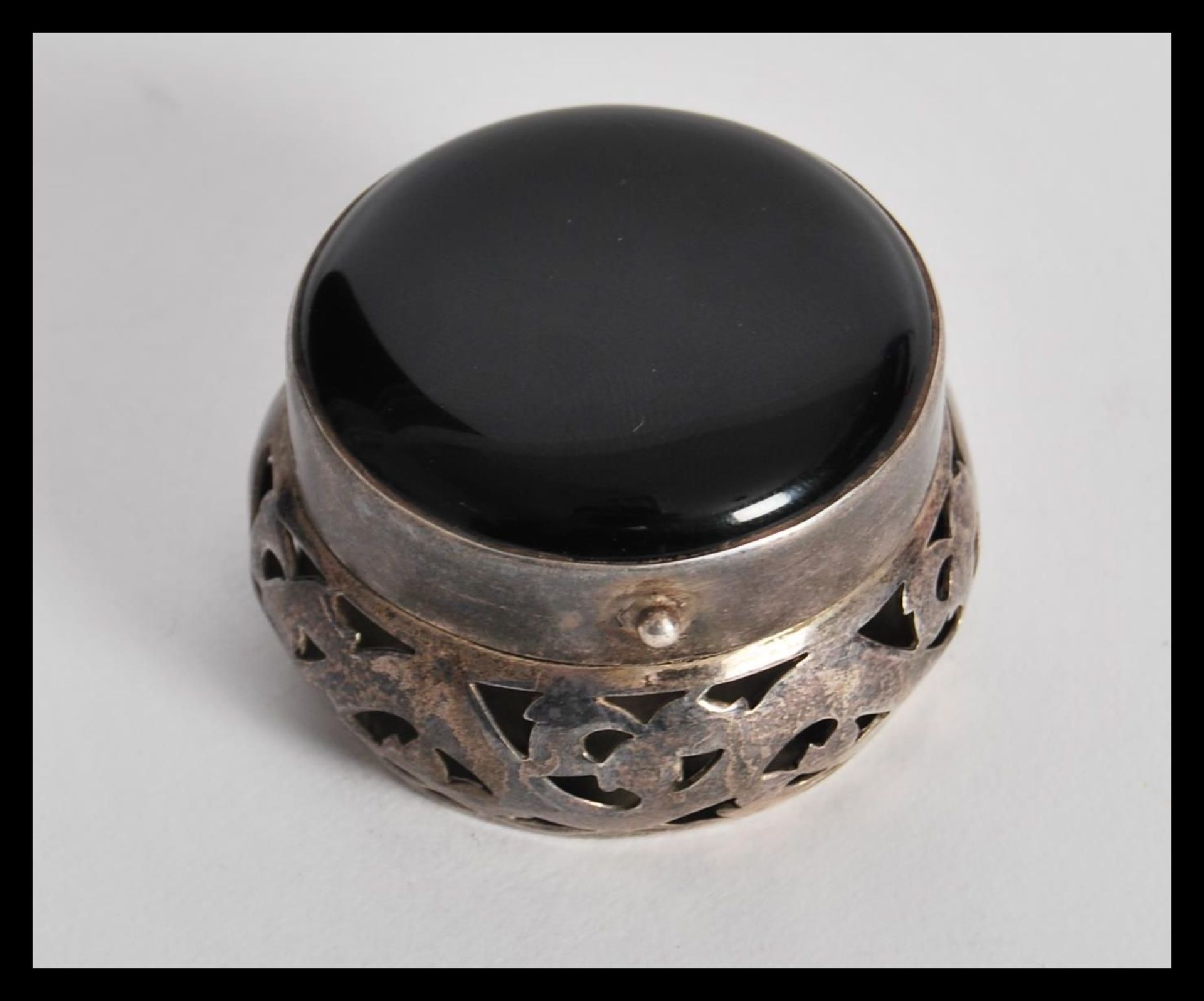 A 20th Century sterling silver 925 pill box of large bulbous form having pierced decoration with - Bild 3 aus 5