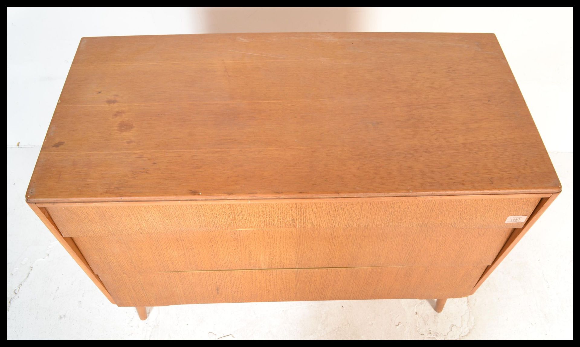A vintage retro mid 20th Century teak wood Beehive fronted chest of drawers having a bank of three - Bild 5 aus 12
