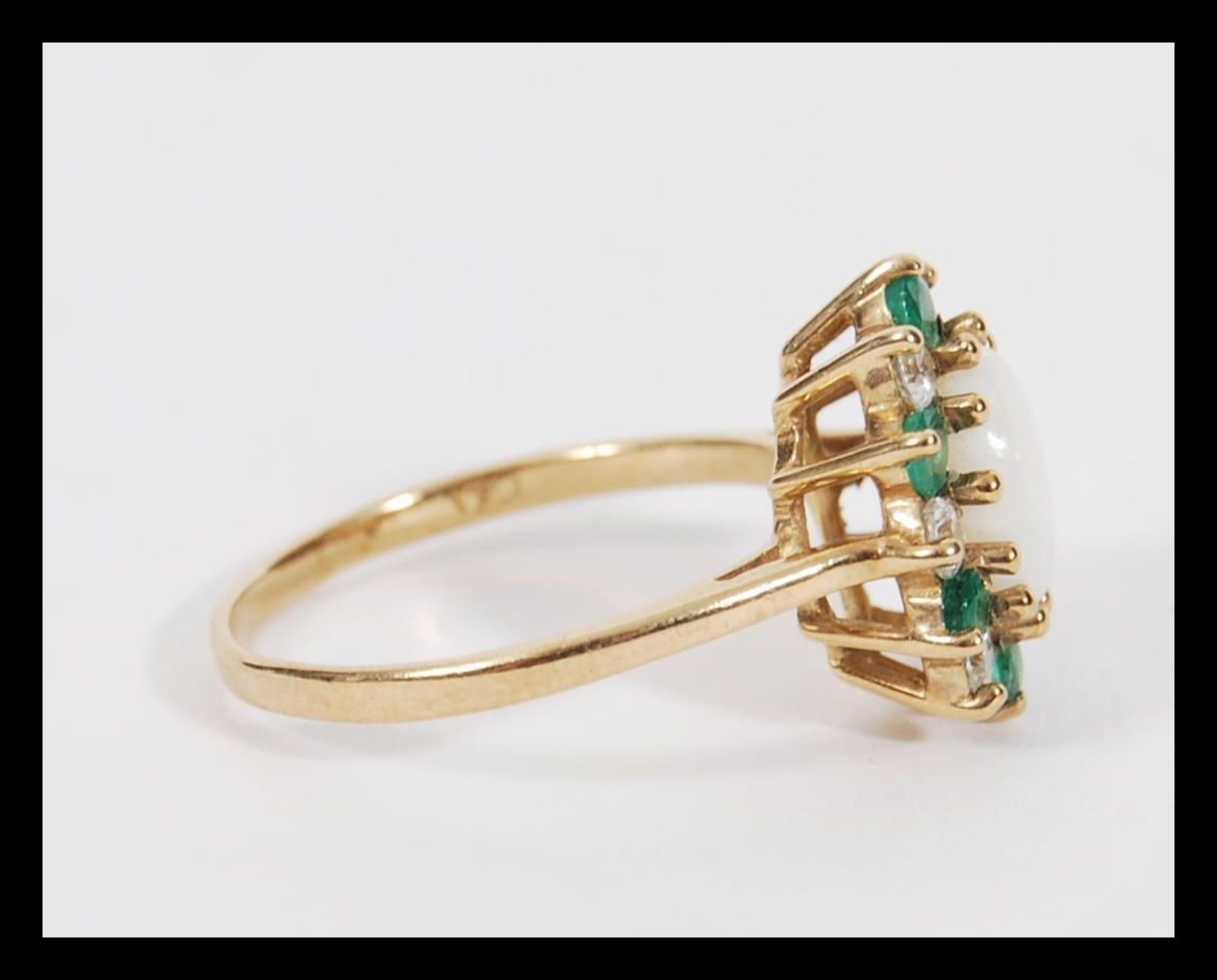 A vintage 20th Century hallmarked 9ct gold ring having a central opal panel with a halo of green and - Bild 2 aus 4