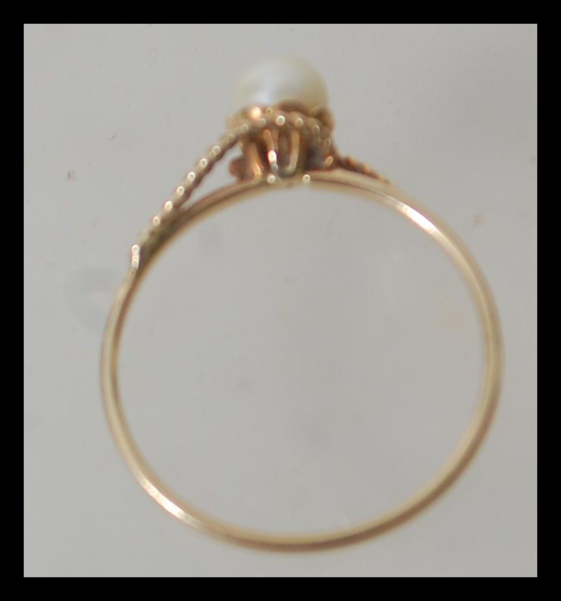 A 9ct 375 gold pearl solitaire ring having a 1.5mm half round shank with rope twist wire shoulders - Bild 5 aus 5