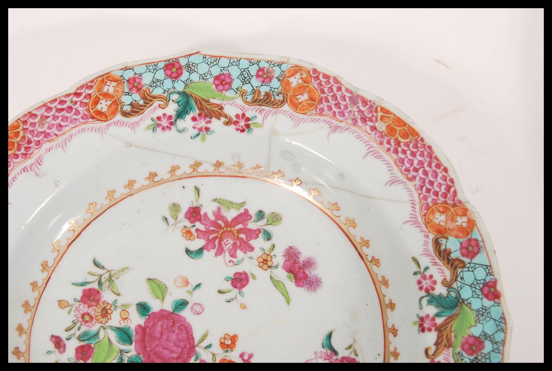 Two 18th Century Chinese plates to include a famille rose example of circular form and a blue and - Bild 2 aus 6