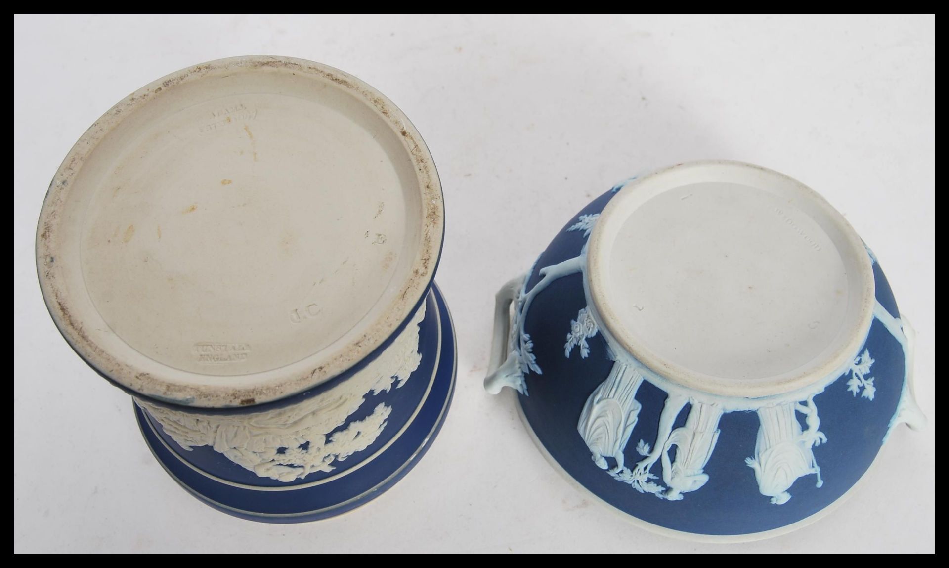 A 19th century Wedgwood blue jasperware cameo pot pourri bowl and lid with twin handles. Together - Bild 6 aus 6