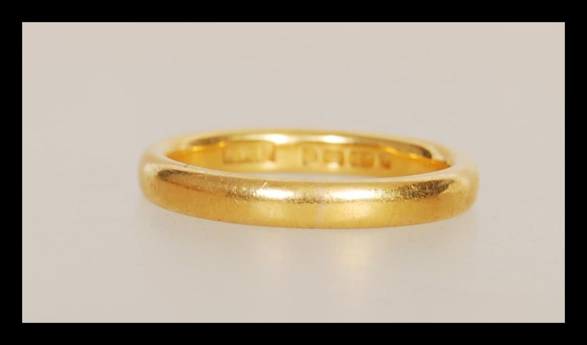 A 22ct gold wedding band ring having hallmarks for London dating 1939 and stamped W.W.Ld. Weight 3.