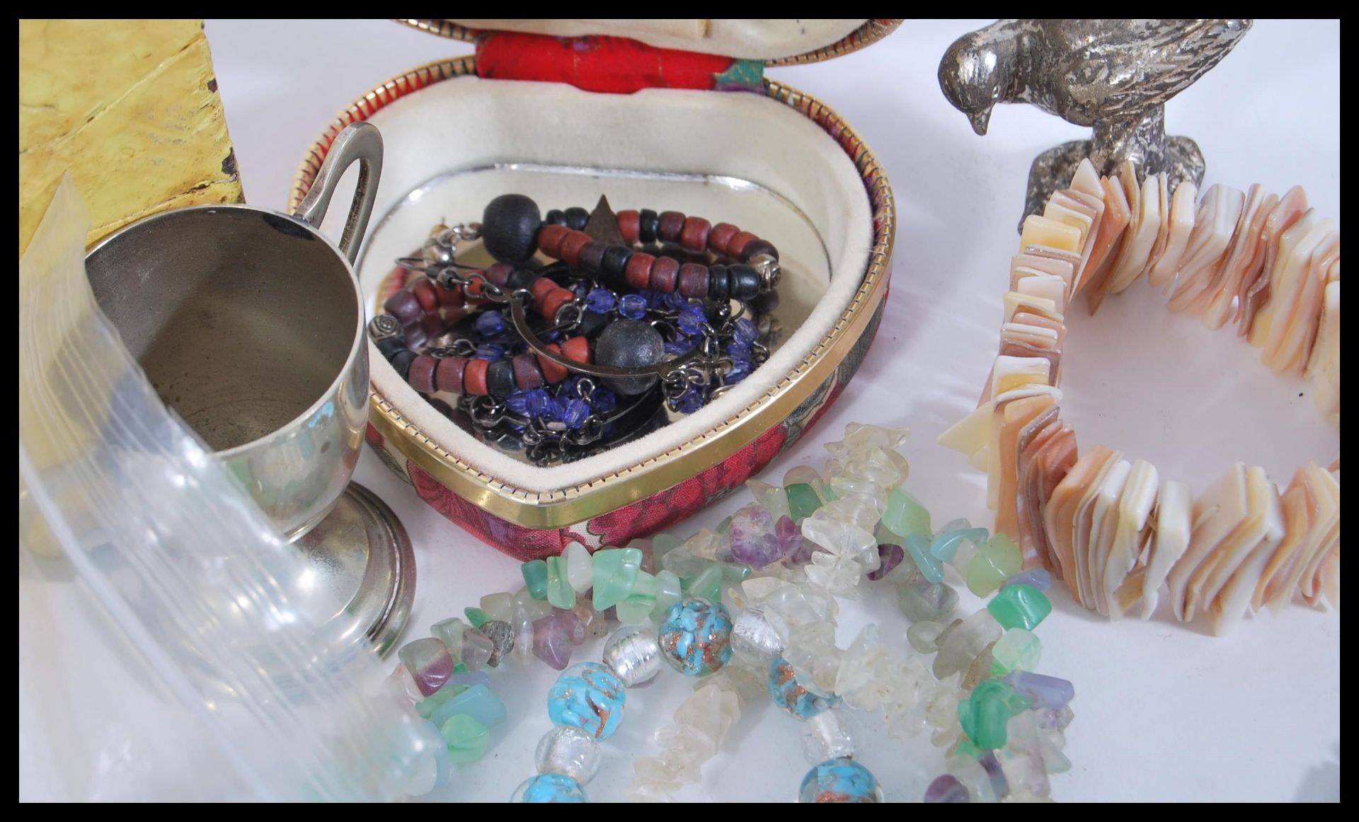 A collection of vintage and contemporary costume jewellery to include bracelets, bangles, necklaces, - Bild 5 aus 6