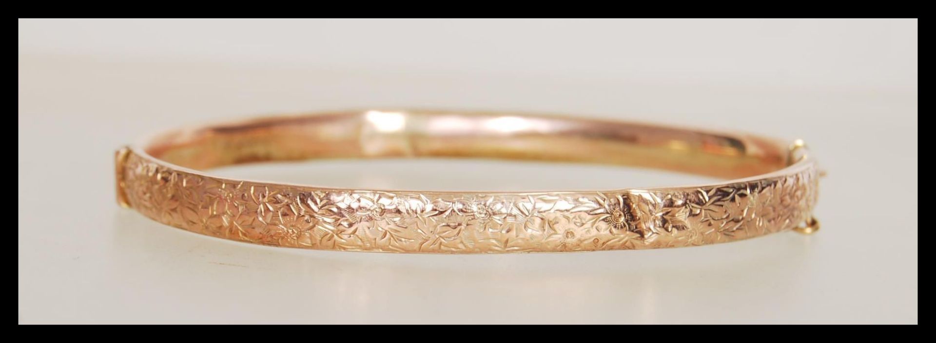 A hallmarked early 20th Century Edwardian 9ct gold bangle bracelet having a hinged opening and
