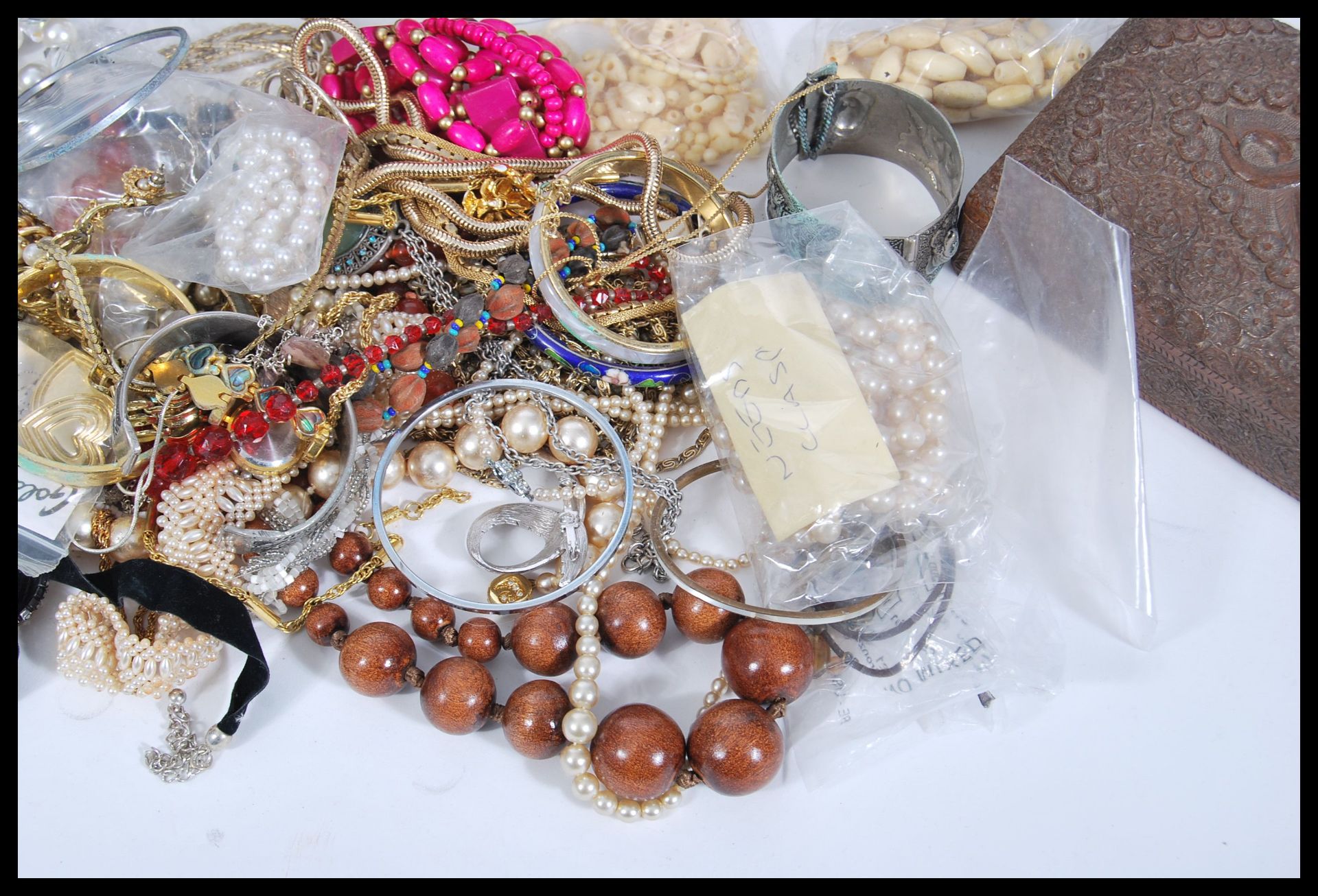 A large collection of vintage costume jewellery to include simulation pearl and beaded necklaces, - Bild 5 aus 6