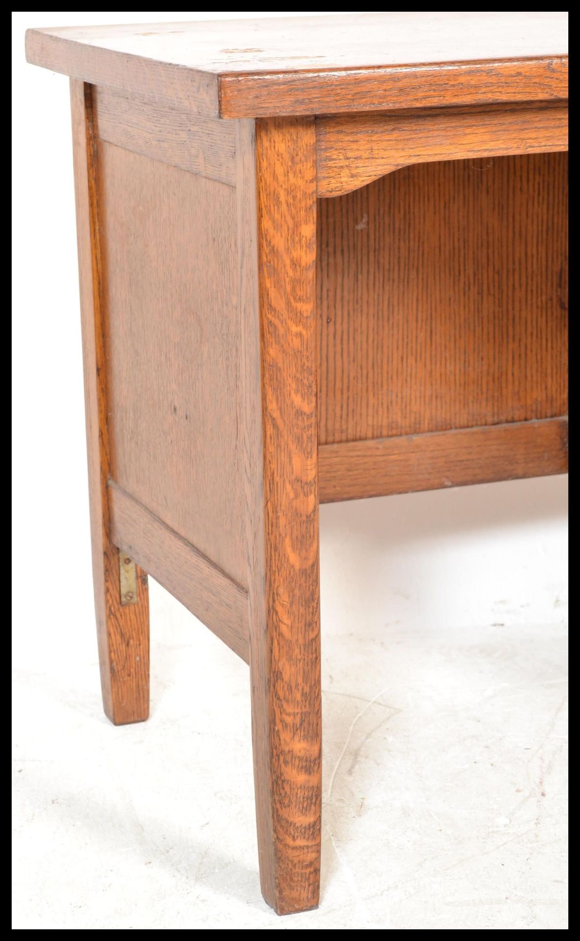 A small early 20th century oak single pedestal desk, having single pedestal with three drawers and - Bild 2 aus 6