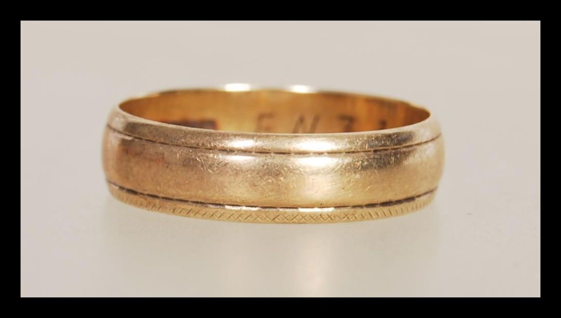 A 9ct gold hallmarked wedding ring band, having marks for Sheffield 1962. Weight: 2.3g size O.5.
