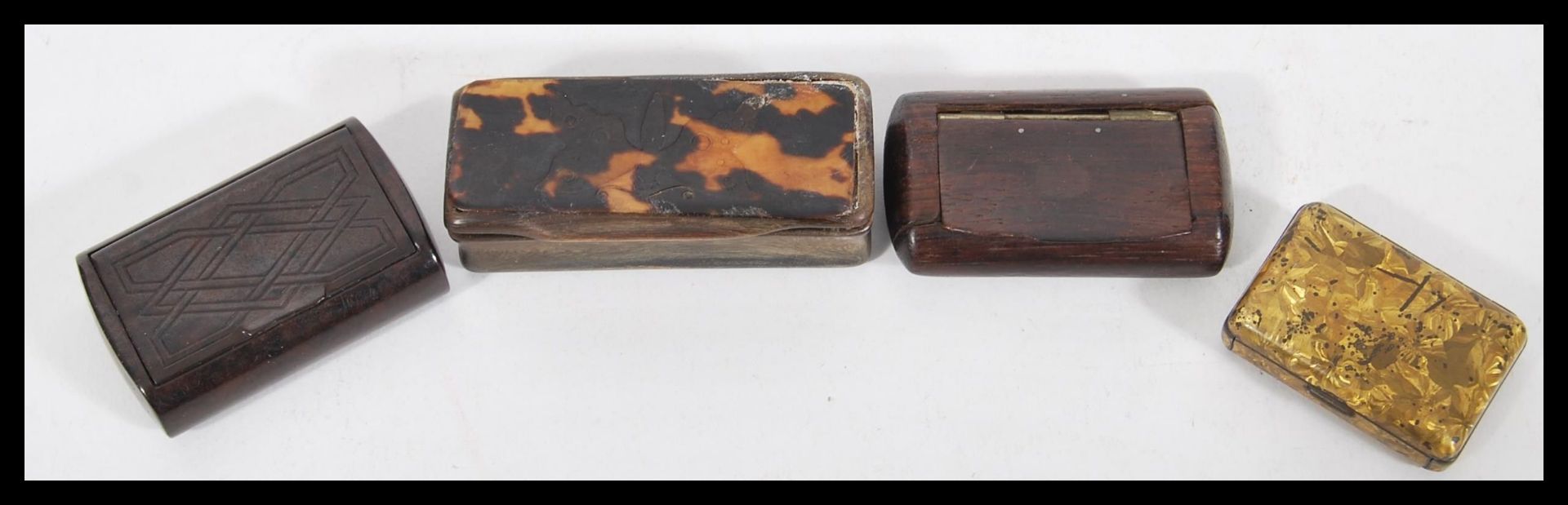 A group of four snuff boxes to include a horn and tortoiseshell box with butterfly decoration, - Bild 2 aus 3