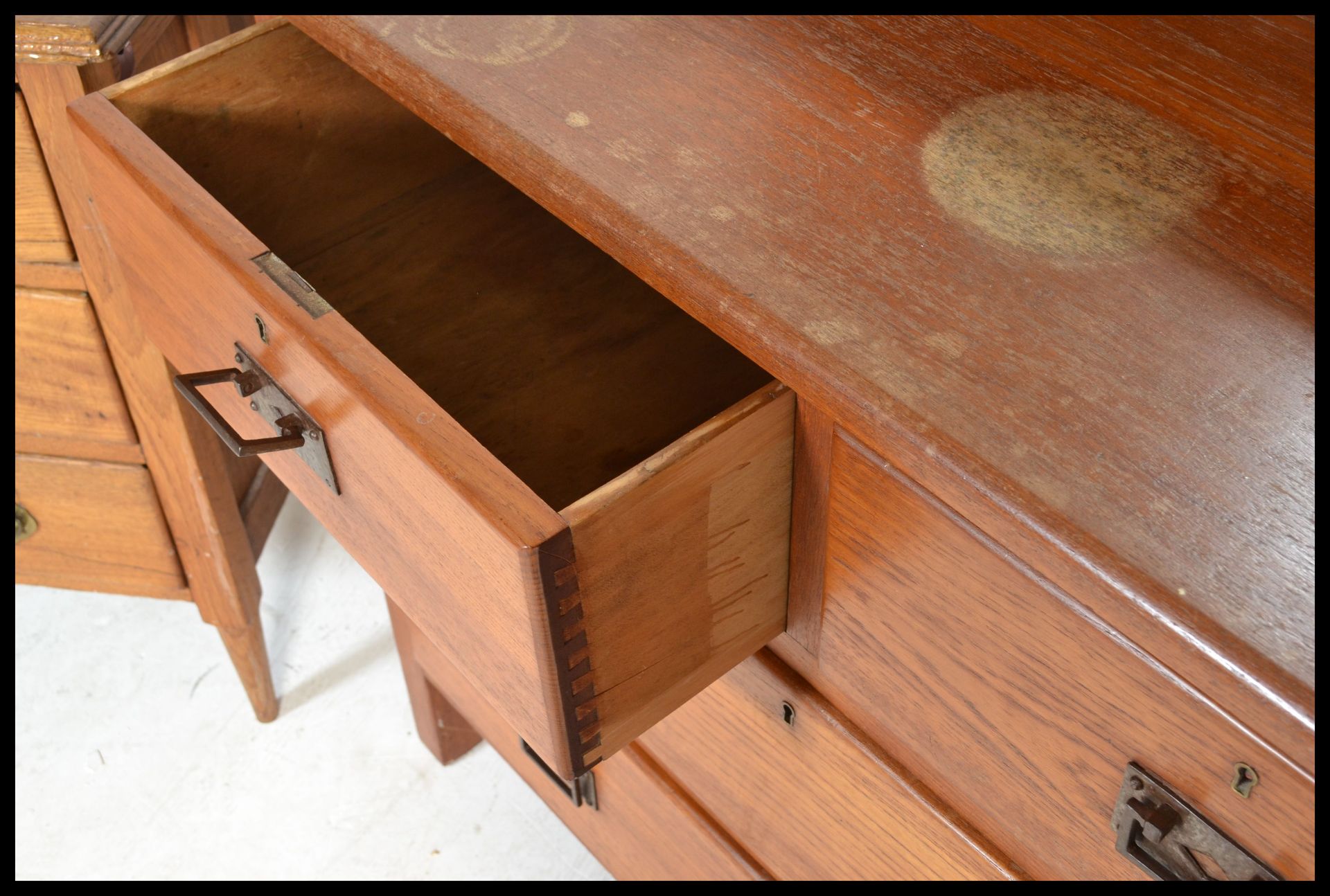 An early 20th Century oak dressing table chest having adjustable mirror over chest of drawers base - Bild 6 aus 6