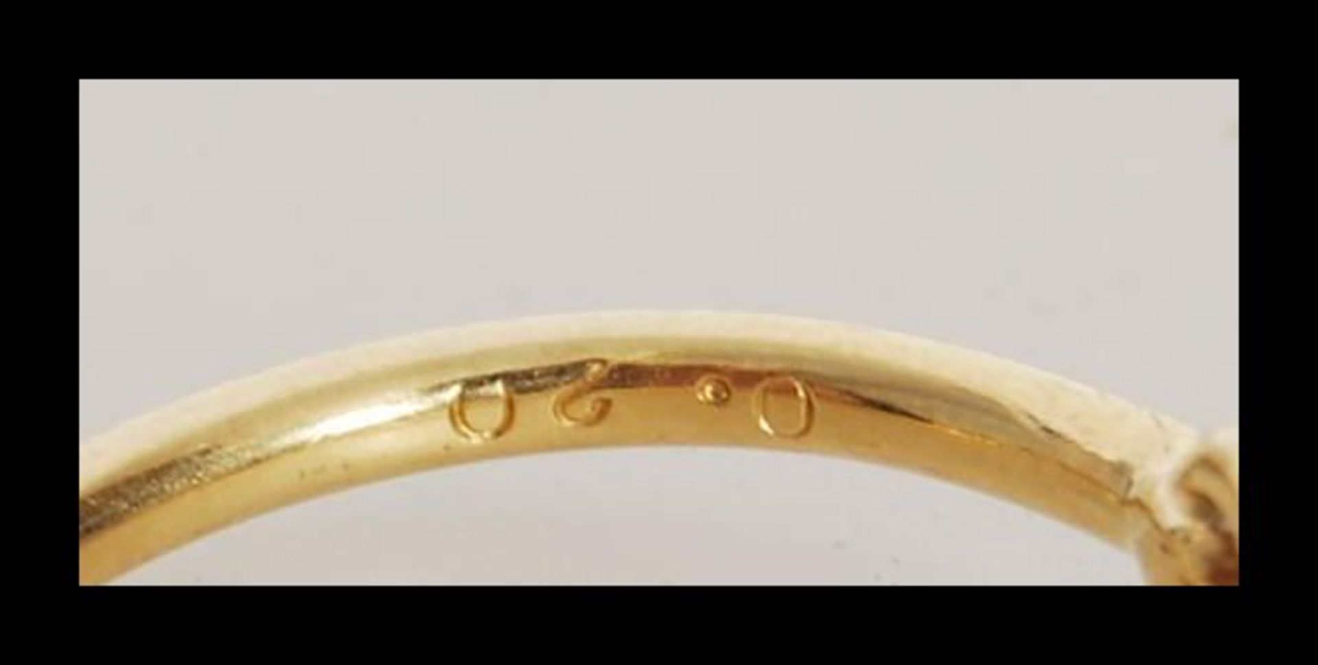 A hallmarked 18ct gold ring set bezel set with a brilliant cut diamond with decorative looped - Bild 4 aus 4