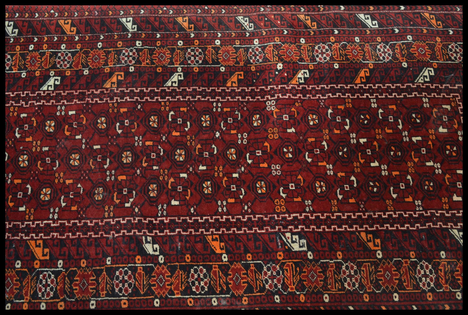 An early 20th Century Persian Islamic Middle Eastern runner carpet rug having a red ground with - Bild 2 aus 5