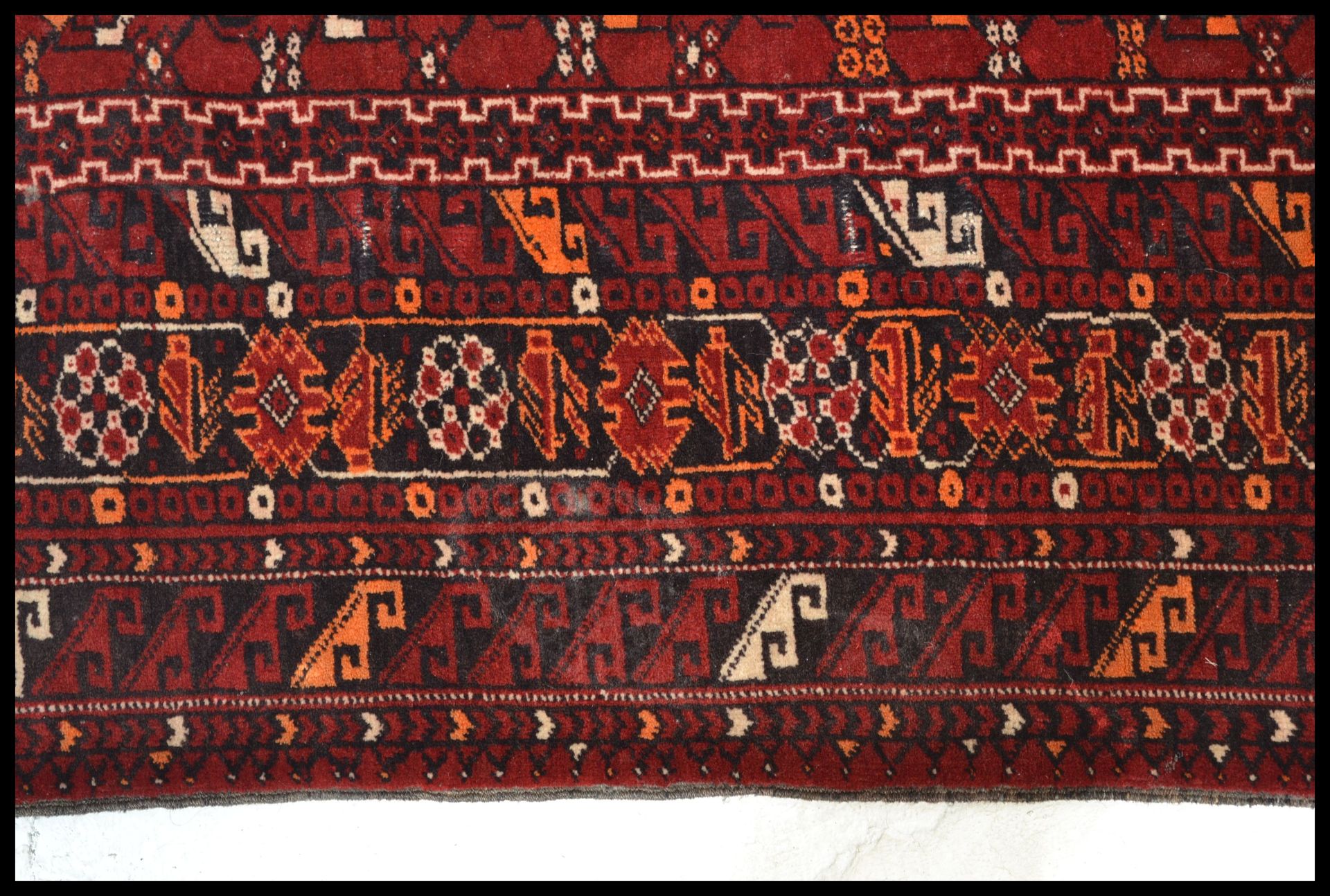 An early 20th Century Persian Islamic Middle Eastern runner carpet rug having a red ground with - Bild 3 aus 5