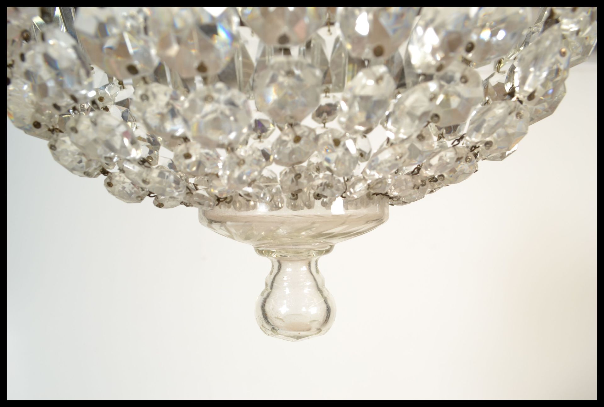 An early 20th Century large glass crystal chandelier hanging light fixture having multiple strands - Bild 6 aus 8