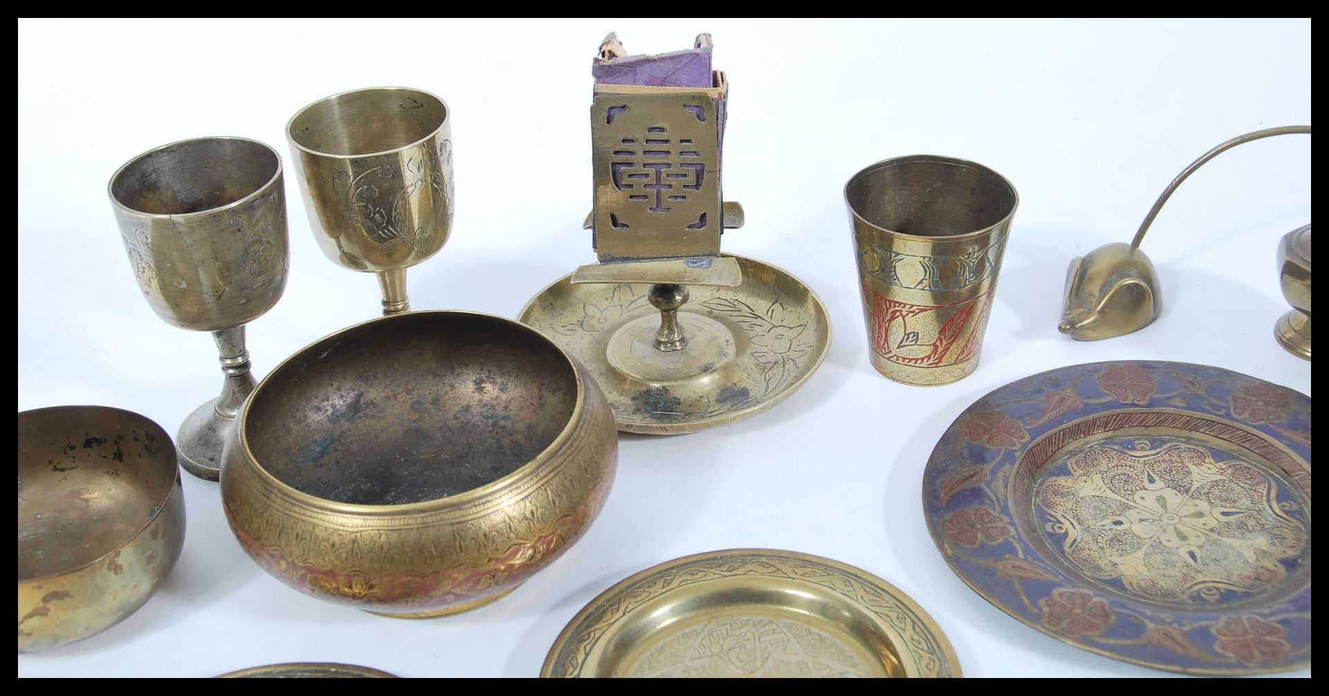 A collection of 20th Century brass items to include small Indian brass trays, horse brasses, a - Bild 6 aus 6