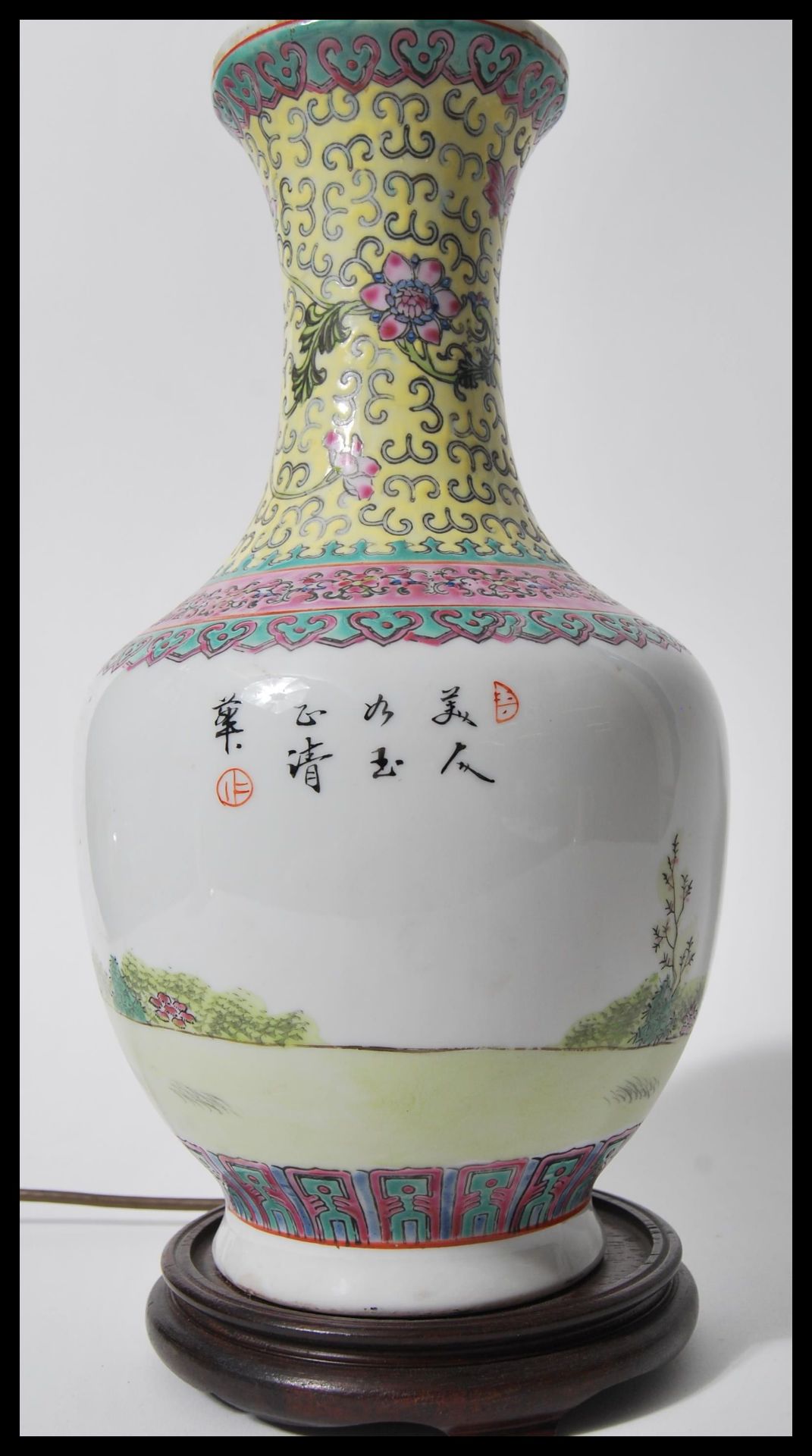 A 20h Century Chinese vase table lamp raised on socle wooden base having white cartouche body - Bild 4 aus 4