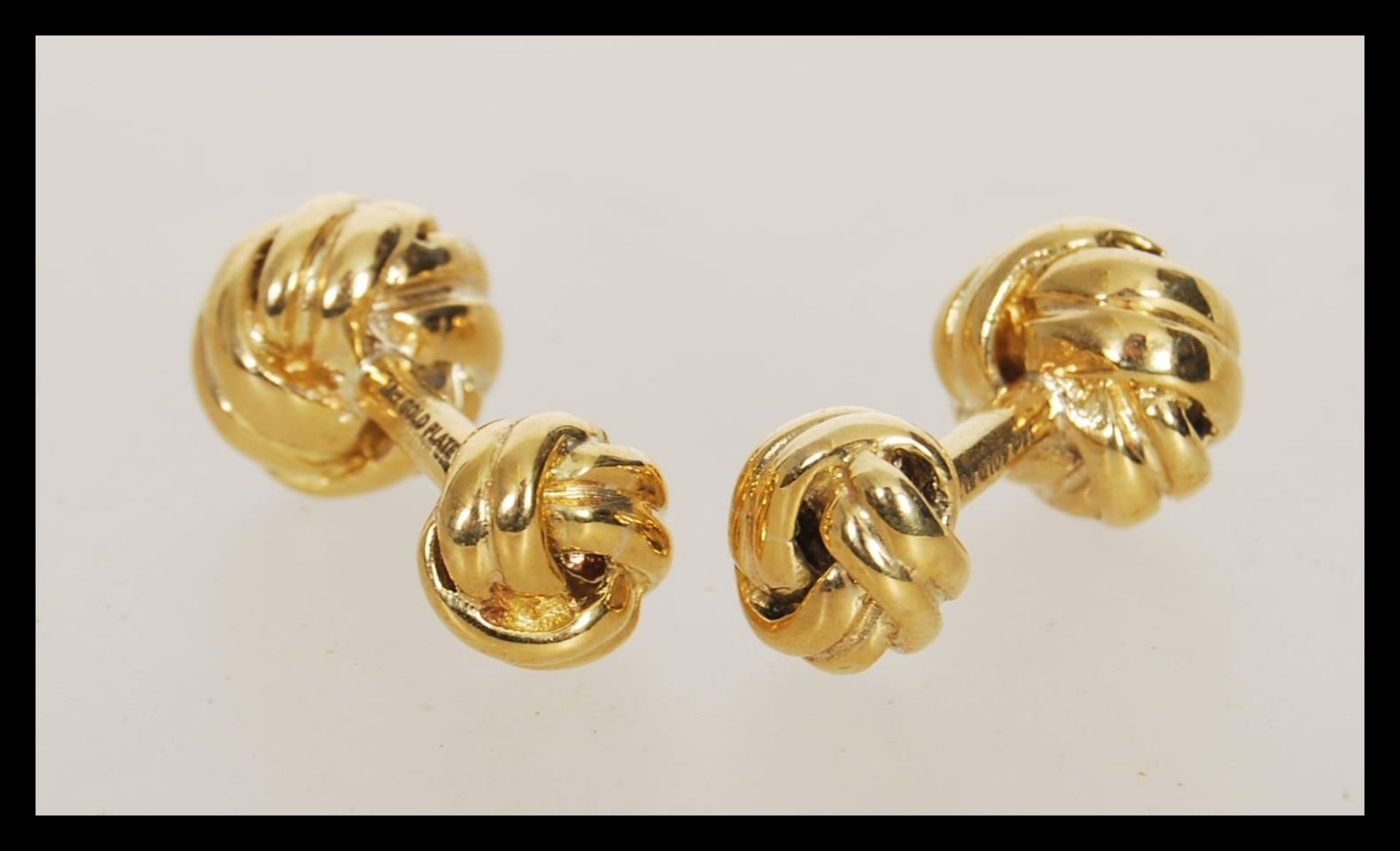 A pair of 18ct gold plated cufflinks having knot design heads. Measures 2cm wide. - Image 2 of 3