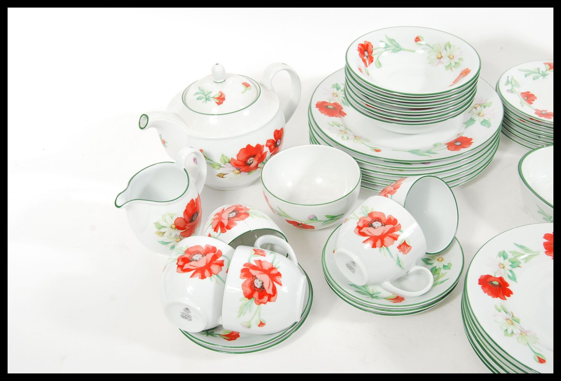 A collection of Royal Worcester ' Poppies ' ceramics / dinner service to include dinner plates, - Image 2 of 6