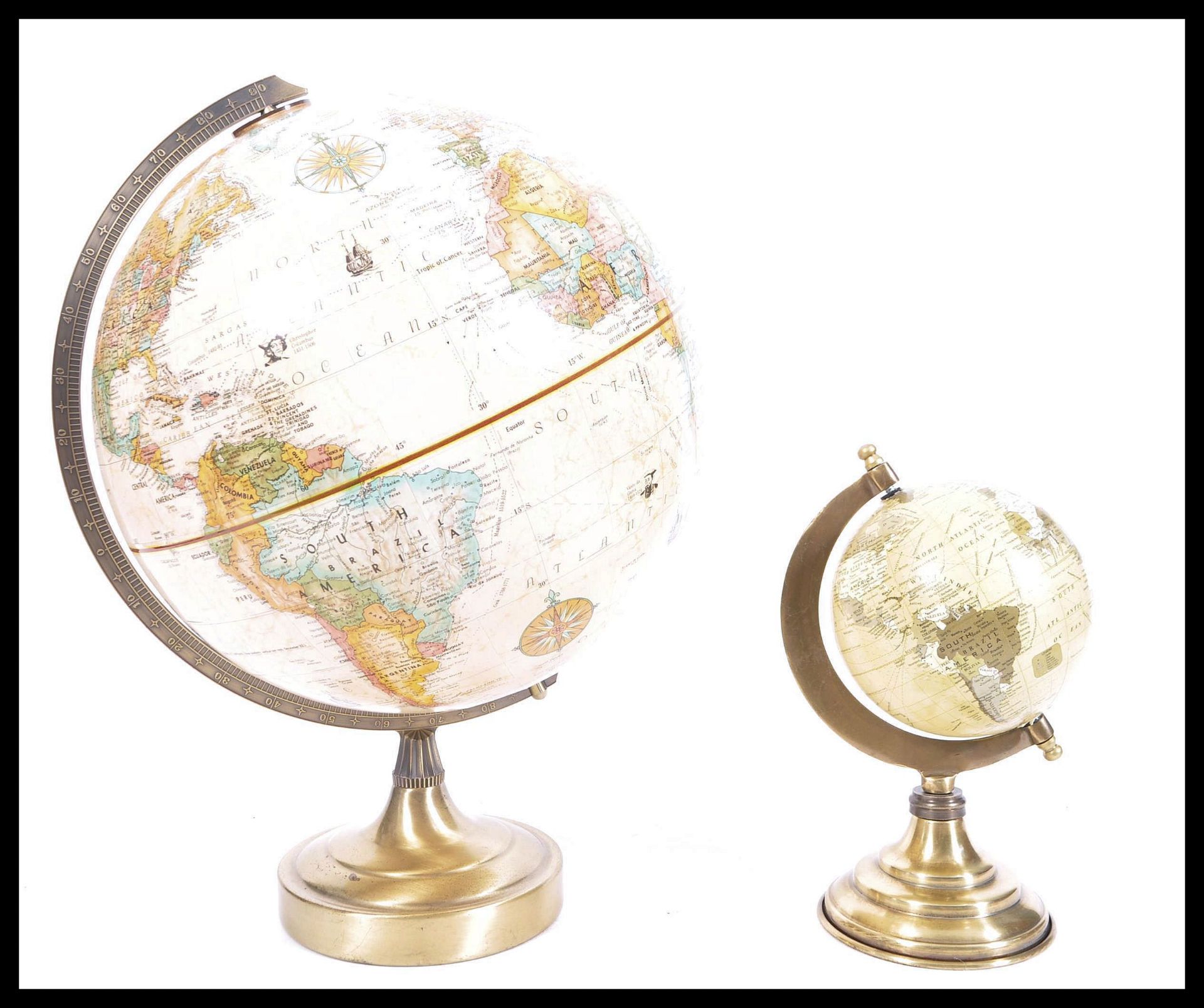 A graduating pair of vintage 20th Century desk top globes raised on circular brass bases. Measures - Bild 2 aus 3